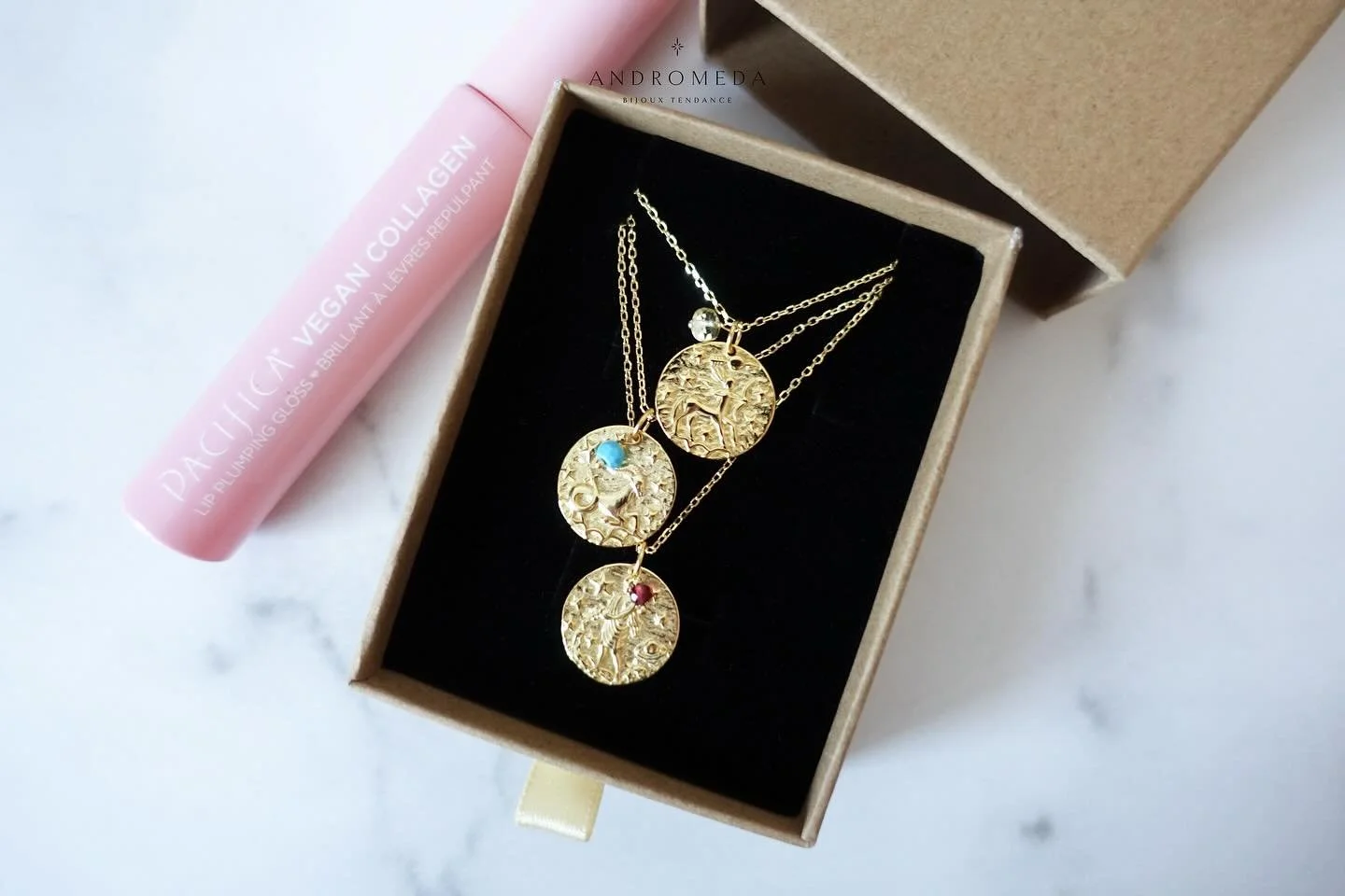 Est-ce que vous savez que vous pouvez choisir votre pierre de naissance pour nos colliers signe du zodiaque ? C&rsquo;est un tr&egrave;s bon cadeau personnalis&eacute; pour un.e cher.e ami.e ou vous m&ecirc;me 😉❤️
&bull;
&bull;
#bijouxtendance #bijo