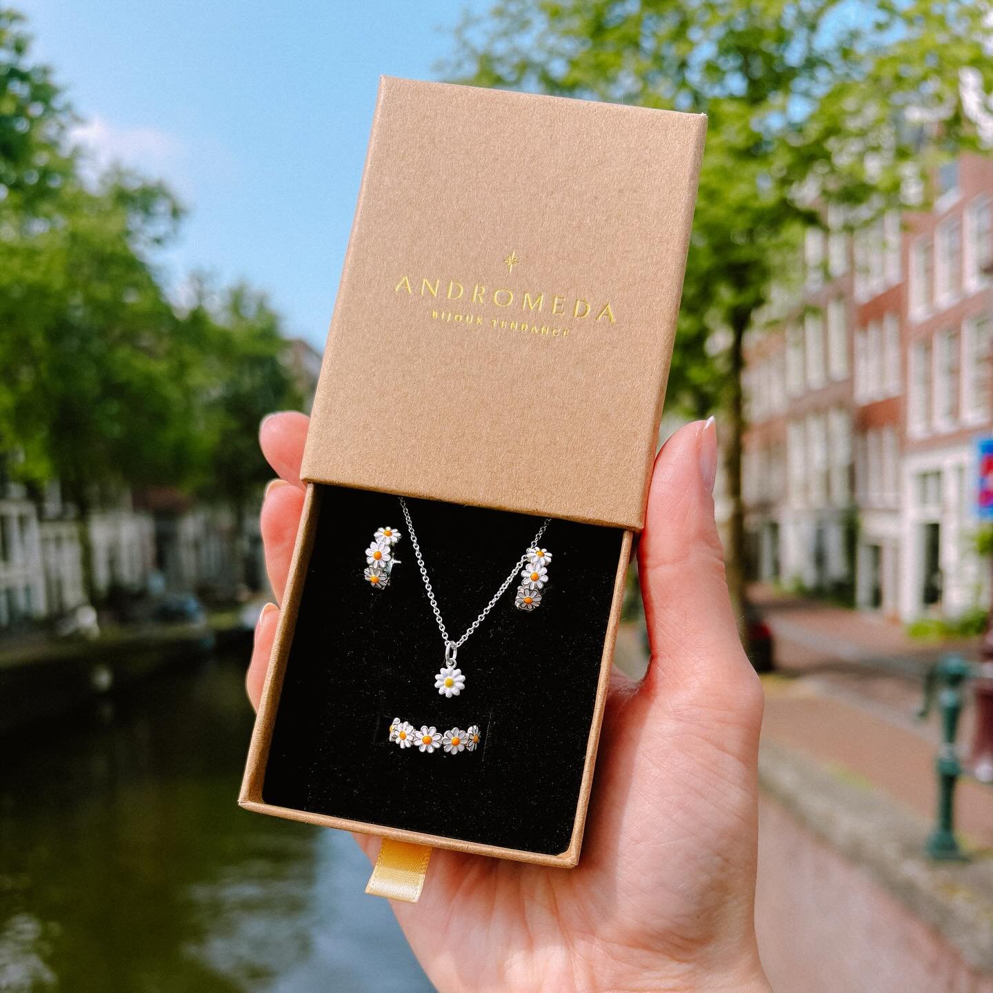 Notre collection DAISY &agrave; Amsterdam. Cette collection est parfaite toute l&rsquo;ann&eacute;e. 🌼 
&bull;
&bull;
#bijouxtendance #bijouxfemme #bijouxdujour #bijouxfantaisie #etsyjewelry #jewelrygram #instabijoux #bijouterie #shopsmall  #autoent