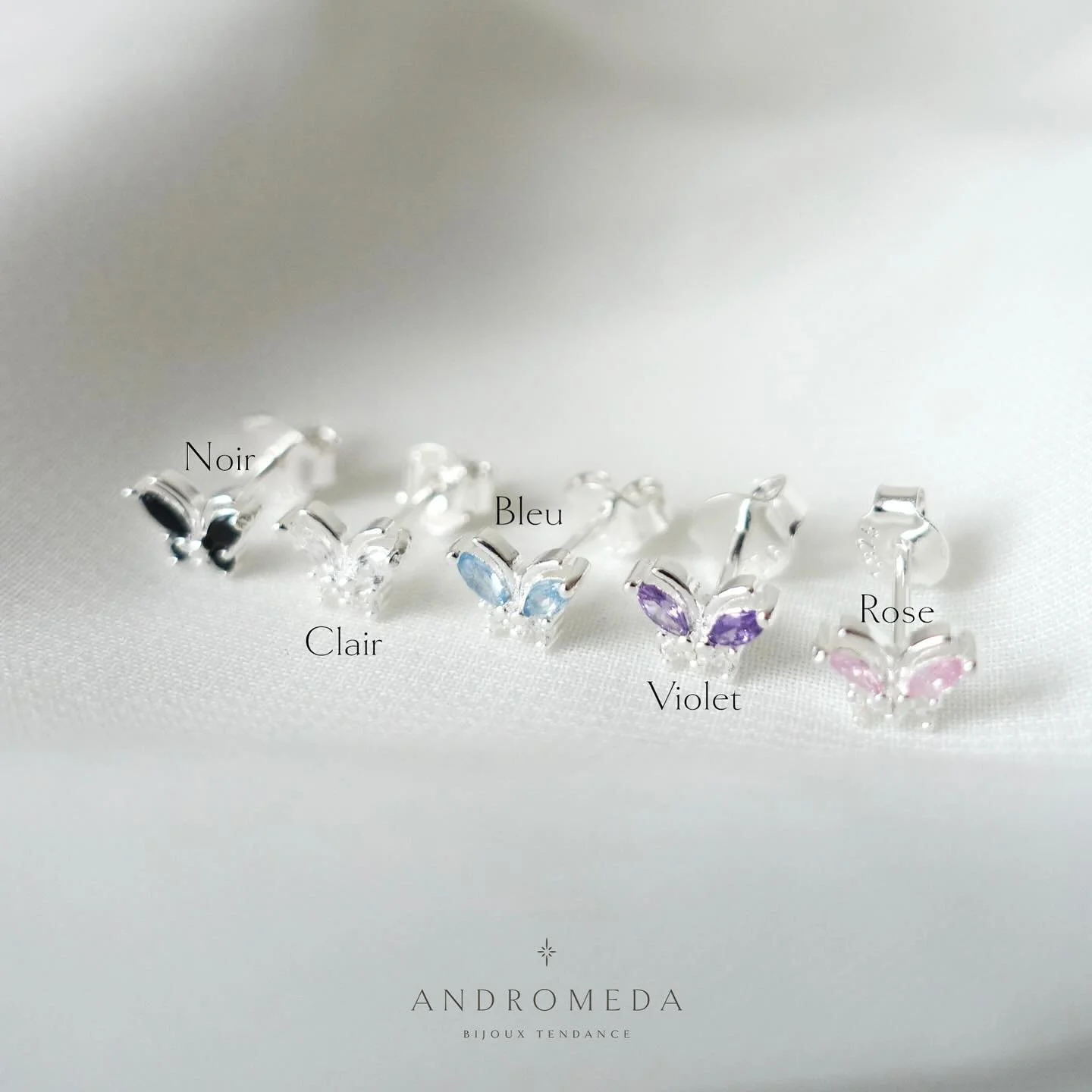 Nouveaut&eacute; 🦋 Dites bonjour aux nos puces d&rsquo;oreilles &laquo; VANESSA &raquo; ! Elles sont disponible en cristaux noirs, transparents, bleus, violets et roses. 
&bull;
&bull;
#bijouxtendance #bijouxfemme #bijouxdujour #bijouxfantaisie #ets