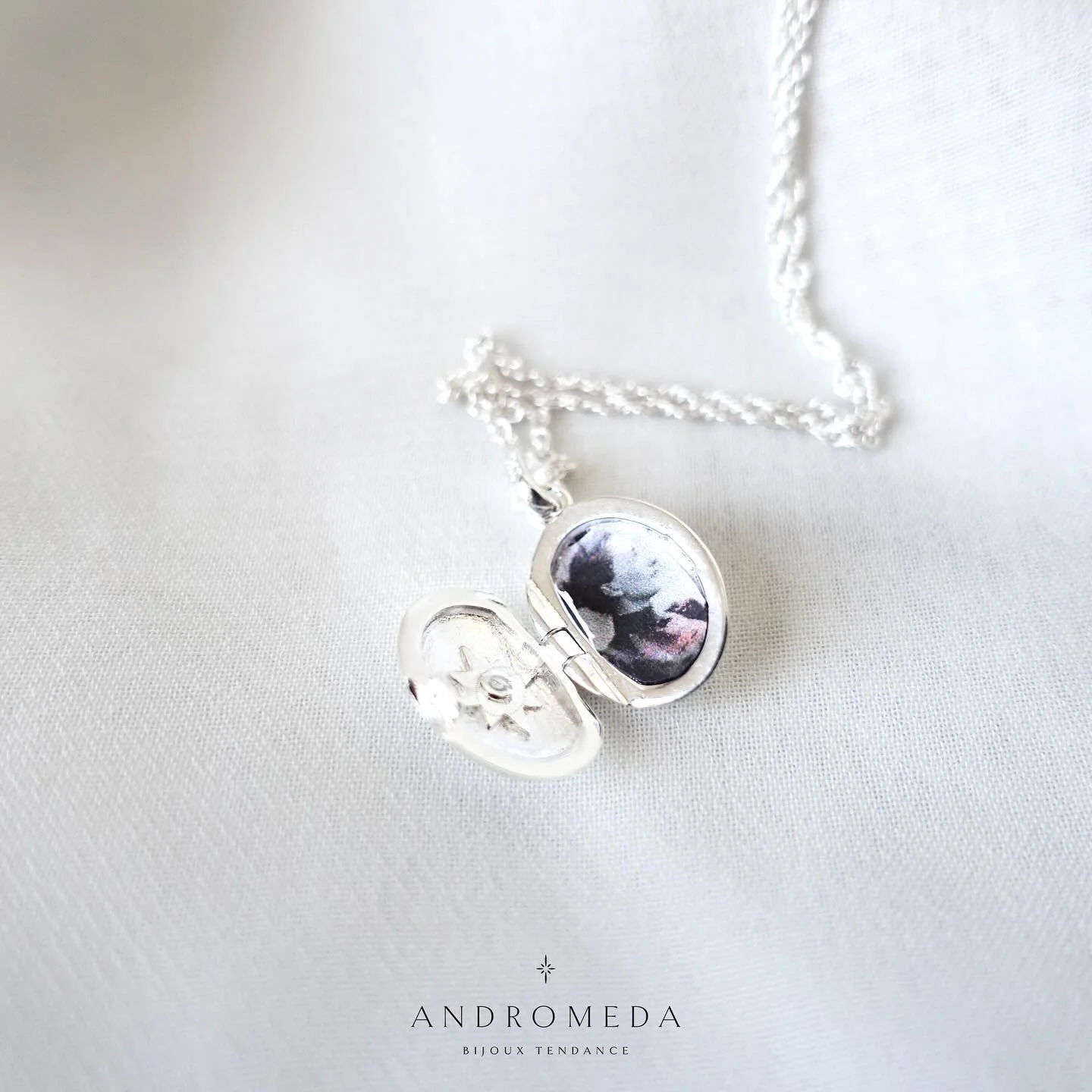 Notre premier collier &agrave; m&eacute;daillon. Avec l&rsquo;&eacute;toile du nord et un zircone cubique scintillante, c&rsquo;est un pendentif vraiment incroyable. La cha&icirc;ne et faite en Italie pour un collier de haute qualit&eacute;. ✨
&bull;