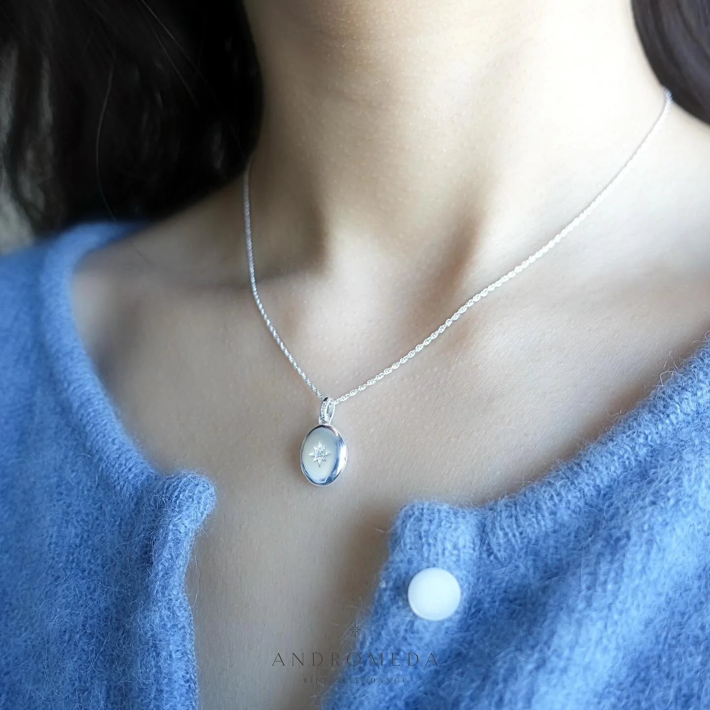 On peut pas partager assez de notre collier Madeleine. 🙈 un petit m&eacute;daillon qui peut guarder une photo ou un petit m&eacute;mento. Cliquez le lien dans notre biographie et cherchez &laquo; madeleine &raquo; dans notre site internet.
&bull;
&b