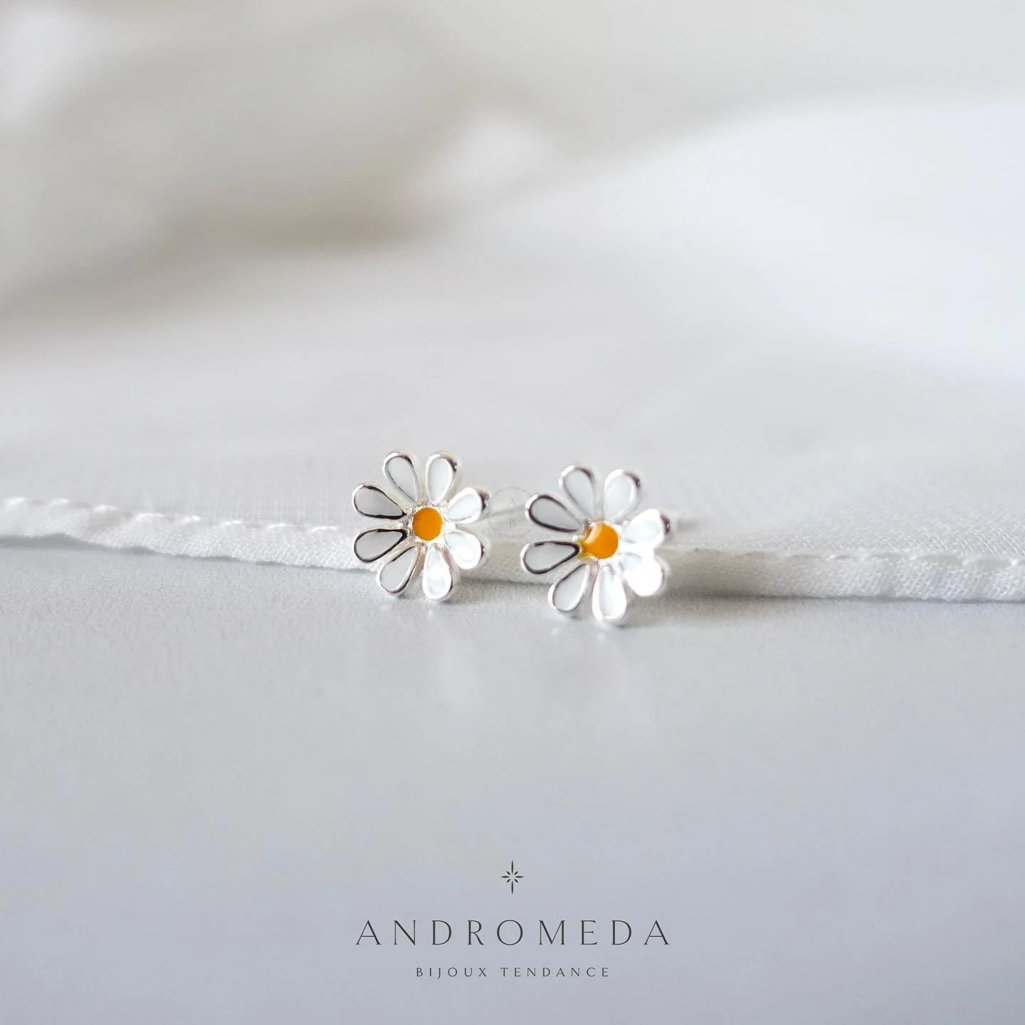 Une nouvelle addition dans note collection DAISY. 🌼 Les puces d&rsquo;oreilles en forme de marguerite. Prenez toute la collection des cr&eacute;oles aux bagues, on a une belle fleur pour vous. 💕
&bull;
&bull;
&bull;
#bijouxtendance #bijouxfemme #bi