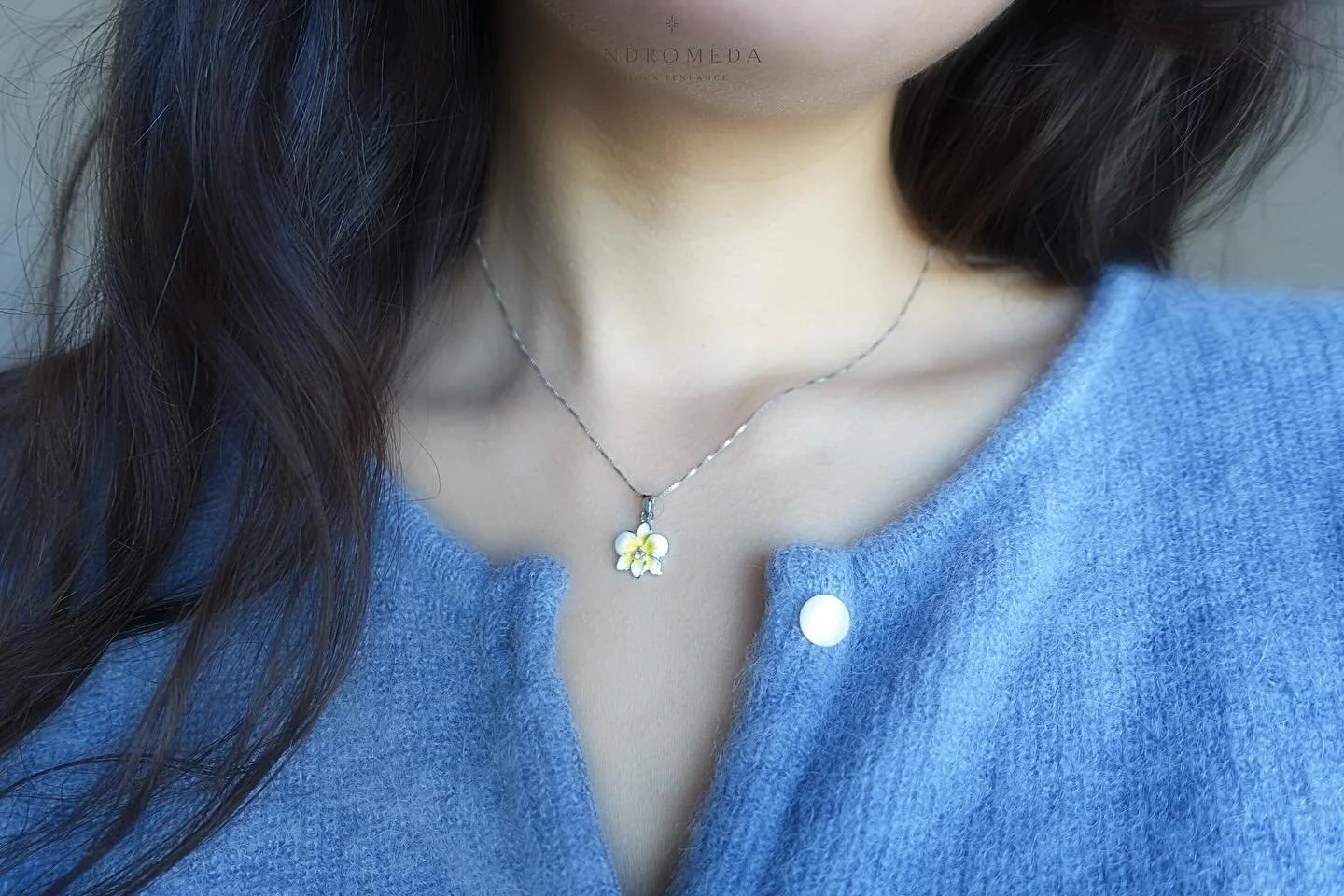 Nos colliers orchid&eacute;e 🌼 Ils sont disponible en &eacute;mail jaune et &eacute;mail rose. 💛🩷
&bull;
&bull;
#bijouxtendance #bijouxfemme #bijouxdujour #bijouxfantaisie #etsyjewelry #jewelrygram #instabijoux #bijouterie #shopsmall  #autoentrepr