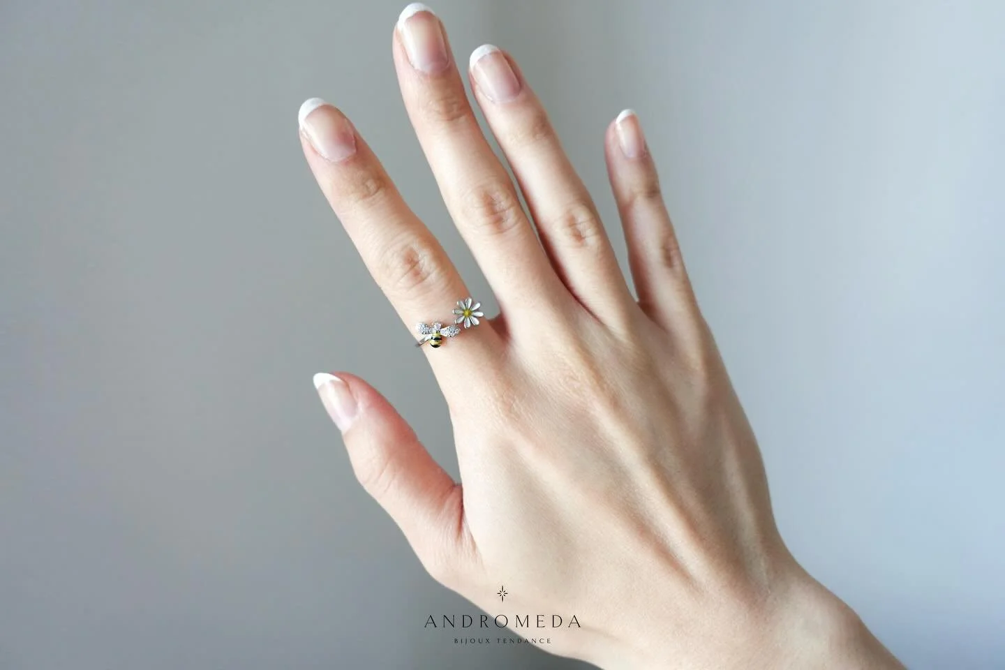 Notre nouvelle bague CHLO&Eacute;. Un anneau asym&eacute;trique even une petite abeille et une marguerite. 🌼 ce bijou correspond bien avec les puces d&rsquo;oreilles assortissent.🐝 
C&rsquo;est le dernier jour pour notre vente black Friday! -25% pr