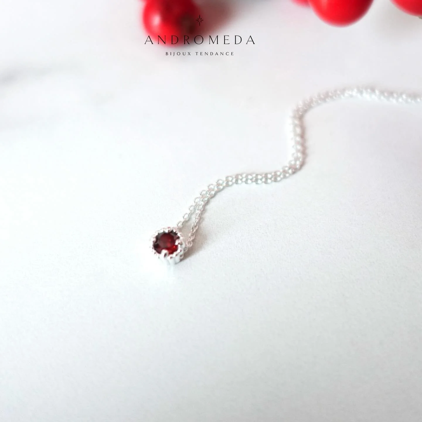 Disponible en plusieurs couleurs. Cette couleurs est rouge-grenat. ❤️
&bull;
&bull;
&bull;
#bijouxtendance #bijouxfemme #bijouxdujour #bijouxfantaisie #etsyjewelry #jewelrygram #instabijoux #bijouterie #shopsmall  #autoentrepreneuse #andromedabijoux 