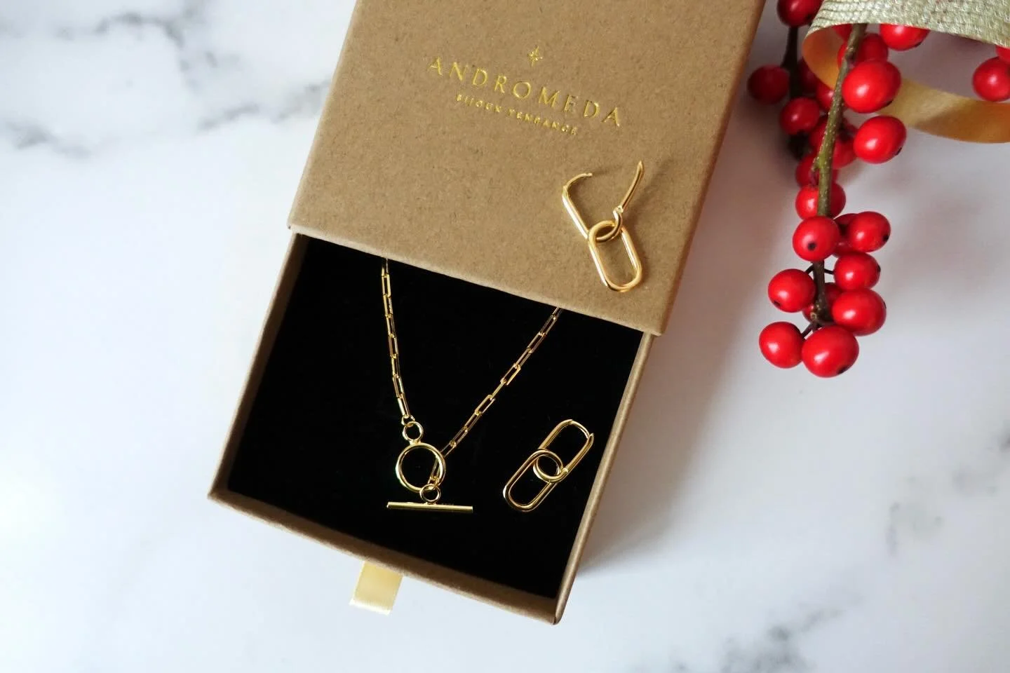 Le cadeau parfait pour votre ami.e 🤩 le collier Roxanne avec les boucles d&rsquo;oreilles Sloane. 
&bull;
&bull;
&bull;
#bijouxtendance #bijouxfemme #bijouxdujour #bijouxfantaisie #etsyjewelry #jewelrygram #instabijoux #bijouterie #shopsmall  #autoe