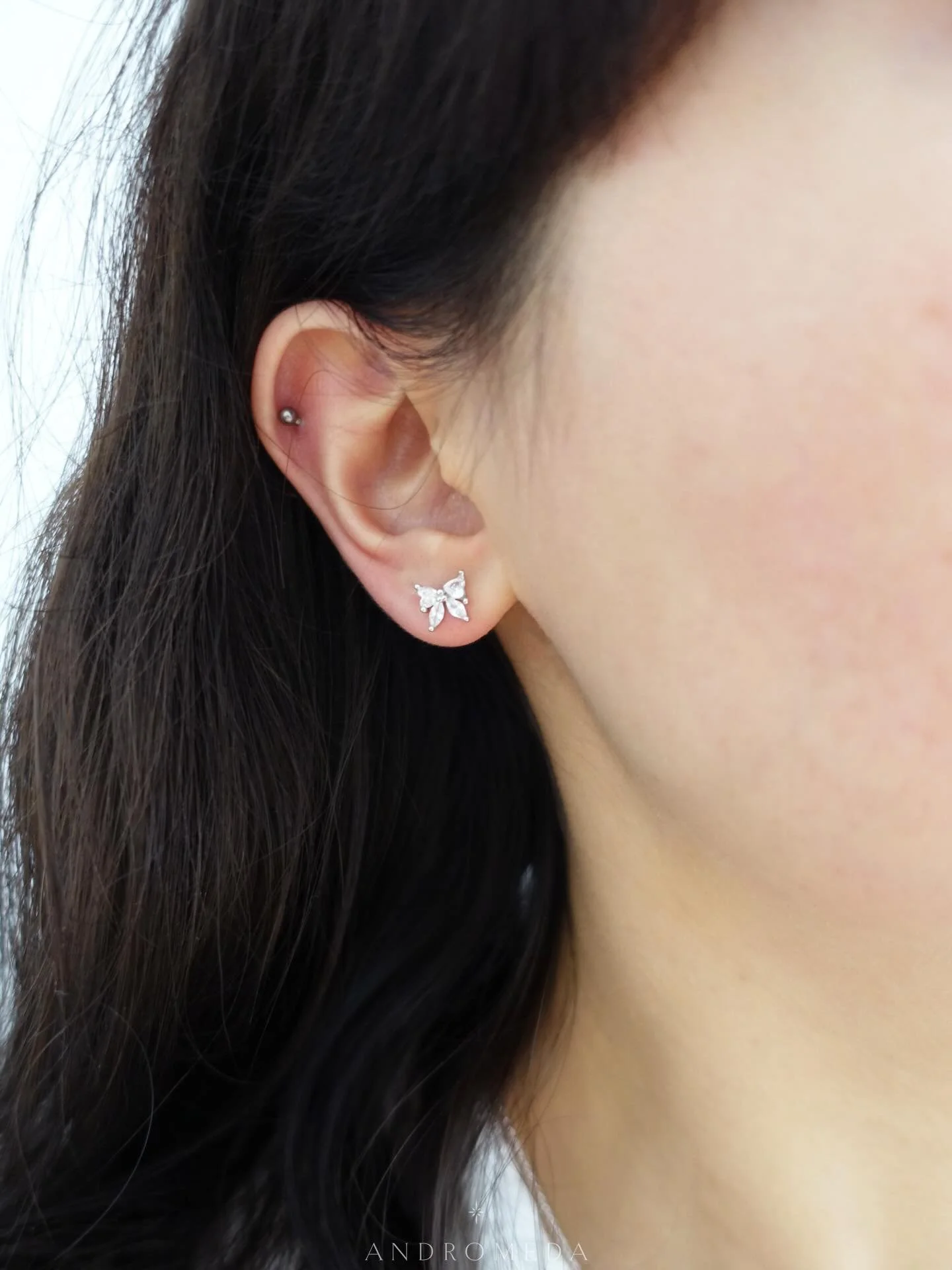 Y-a les puces d&rsquo;oreilles plus mignonnes que celles-ci pour les f&ecirc;tes ? 🤩 En forme de n&oelig;ud 🎁 
&bull;
&bull;
#bijouxtendance #bijouxfemme #bijouxdujour #bijouxfantaisie #etsyjewelry #jewelrygram #instabijoux #bijouterie #shopsmall  