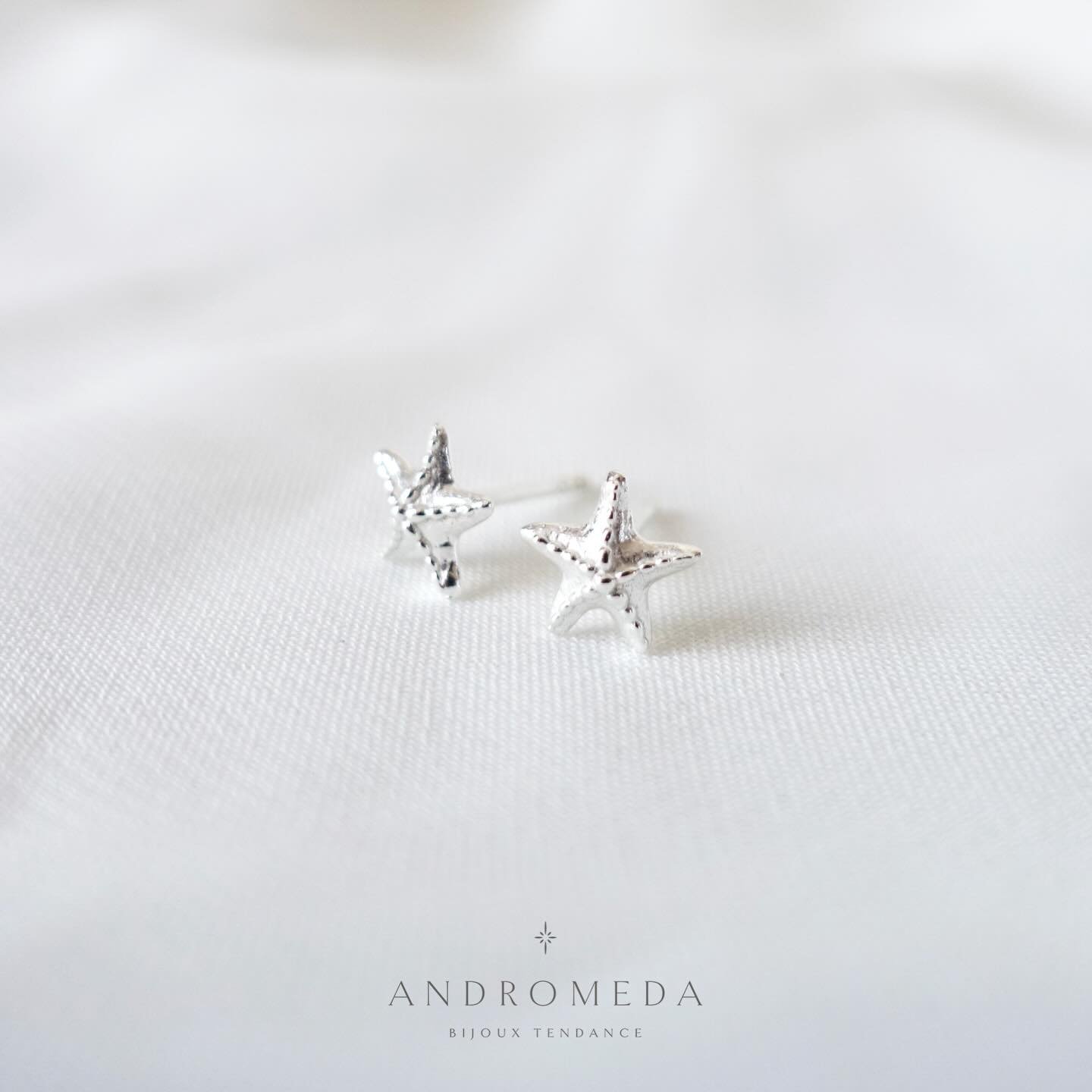 C&rsquo;est bient&ocirc;t l&rsquo;heure d&rsquo;aller &agrave; la plage 🏝️ Portez nos puces d&rsquo;oreilles MARIE en forme d&rsquo;&eacute;toile de mer. Les bijoux estivales et parfaits ! 
&bull;
&bull;
#etoiledemer #bijouxtendance #etsyfr