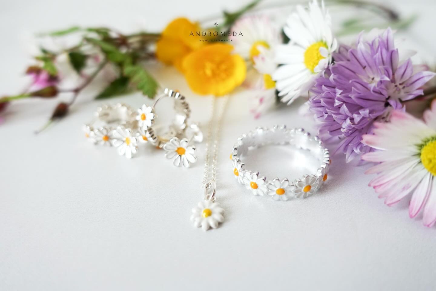La collection DAISY 🌼 Lequel est ton bijou pr&eacute;f&eacute;r&eacute; ?
#daisy #margeurite #bijouxfantaisie #etsyfr