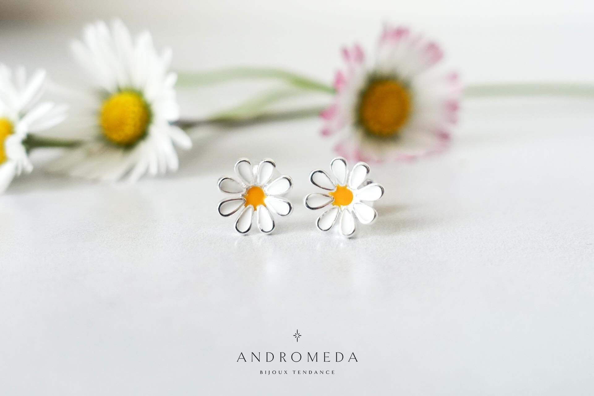 Les plus mignonnes puces d&rsquo;oreilles en forme de marguerite 🌼 Elles sont fabriqu&eacute;e en argent fin et en &eacute;mail. 
&bull;
&bull;
#bijouxfantaisies #bijouxtendance #etsyfr #pucesdoreilles #marguerite