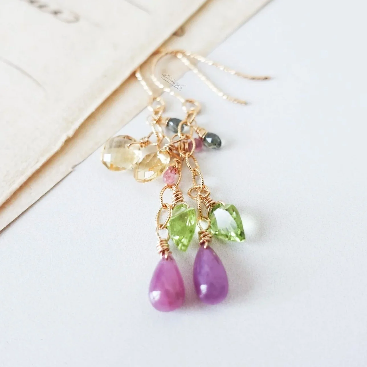 Boucles d'oreilles multi-pierres colorées en or laminé, citrine jaune, péridot vert, rubis rouge rose, saphir naturel