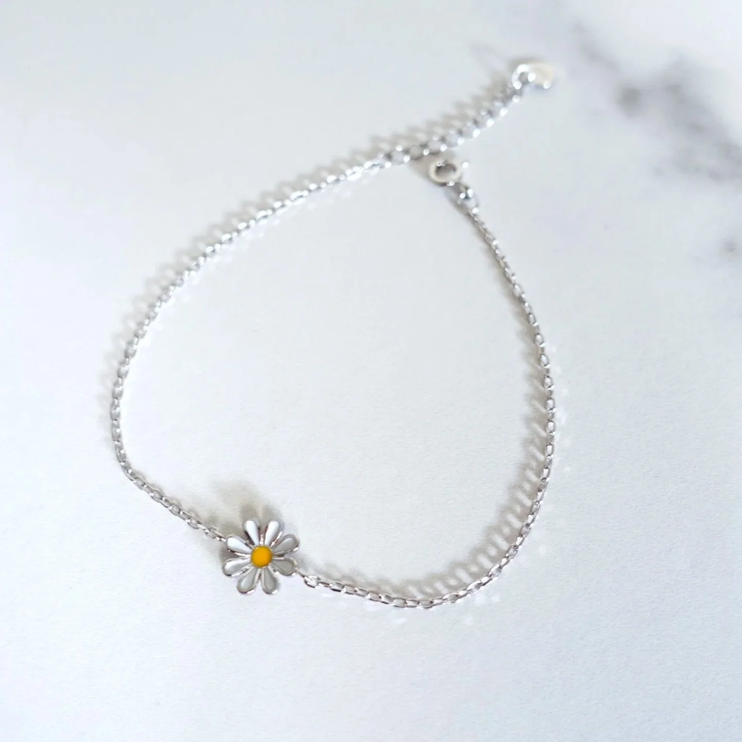 Bracelet motif Marguerite en argent 925, fleur en émail jaune et blanche, bijou fin — DAISY