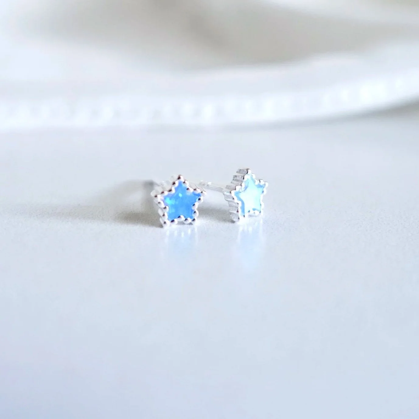 Puces d'oreilles en forme d'étoile, opale bleue synthétique et argent fin 925 — HELENA
