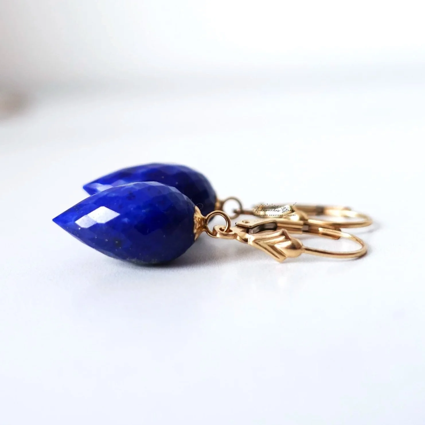 Boucles d'oreilles lapis lazuli, dormeuses en or laminé, pierre naturelle bleue
