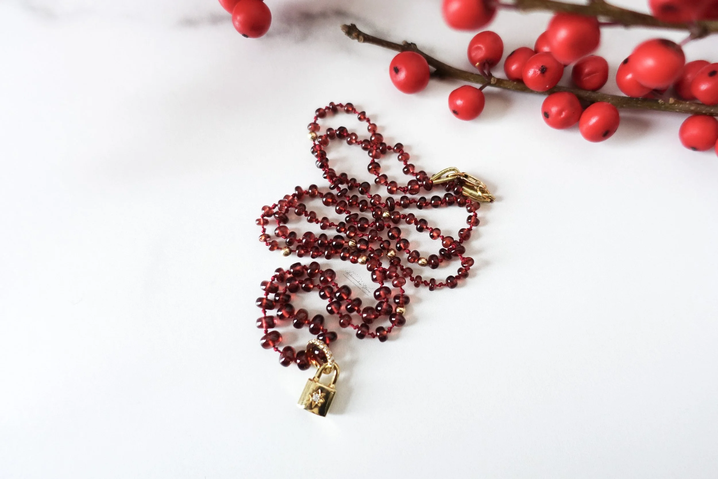 Collier asymétrique perlé grenat en soie rouge, pendentif cadenas étoilé en vermeil, romantique et Bohème