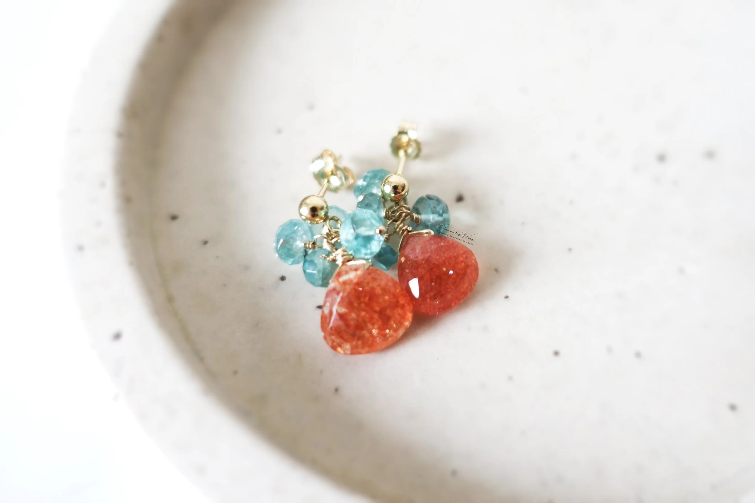 Petites boucles d'oreilles pierre de soleil, grappe d'apatite bleu, puces d'oreilles en or laminé