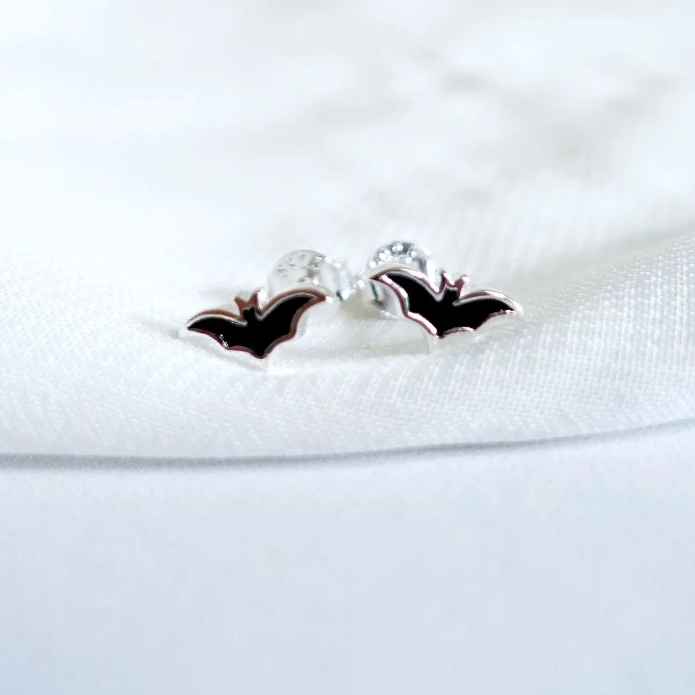 Puces d'oreilles chauve-souris en émail noir et argent 925, motif Halloween — ASRA