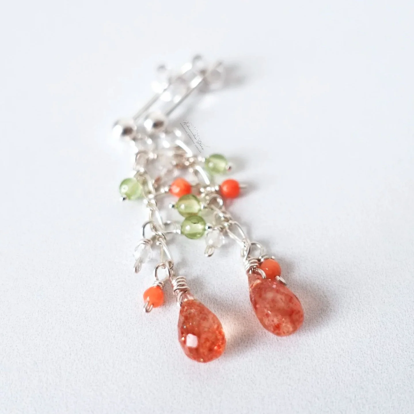 Boucles d'oreilles pierre de soleil orange, pendantes corail et péridot, clous en argent fin