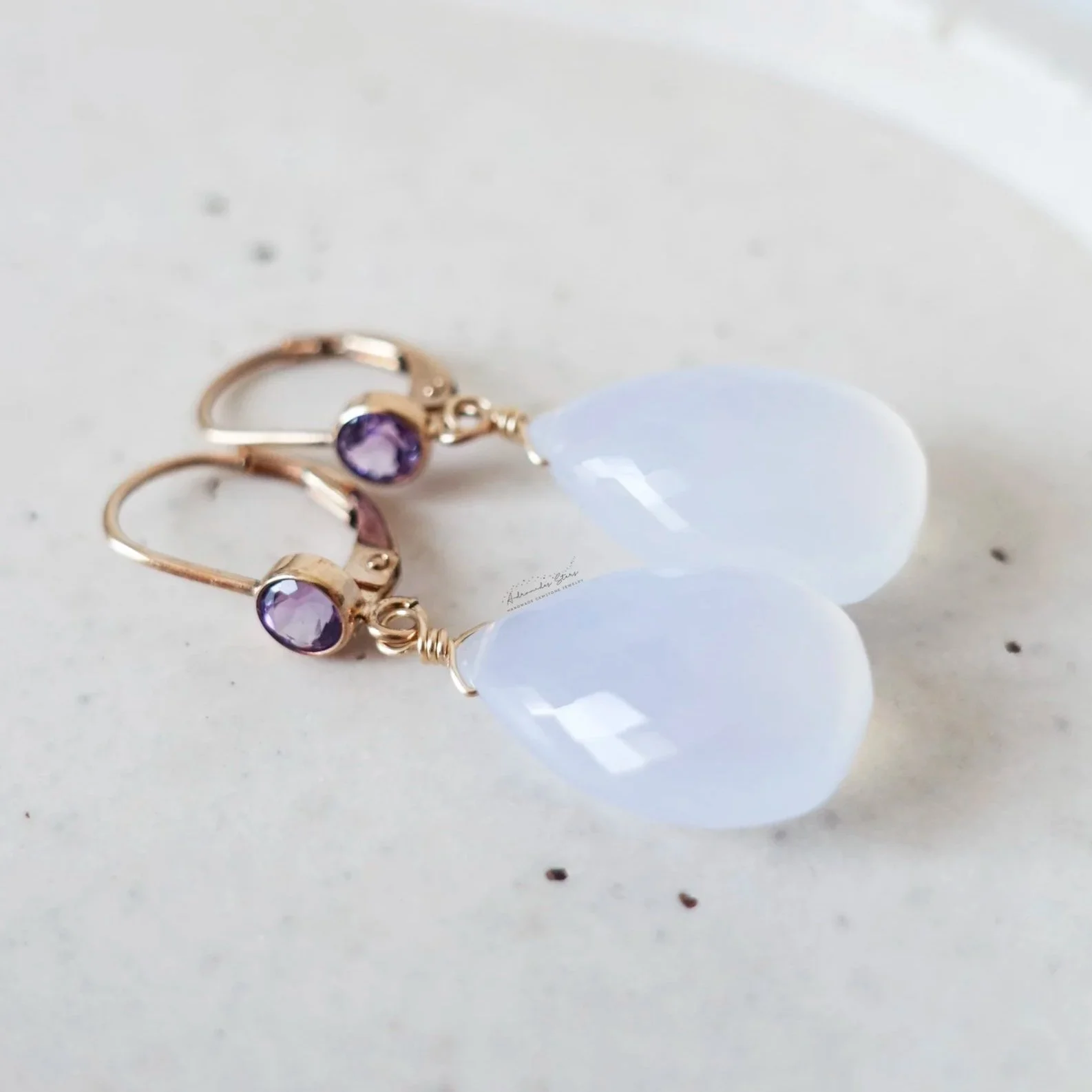 Boucles d'oreilles calcédoine turque naturelle, dormeuses en or laminé avec les améthystes violette