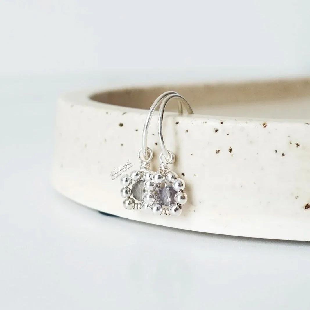 Boucles d'oreilles marguerite en argent fin, anneaux enroulés à la main, fleur Iolite bleue