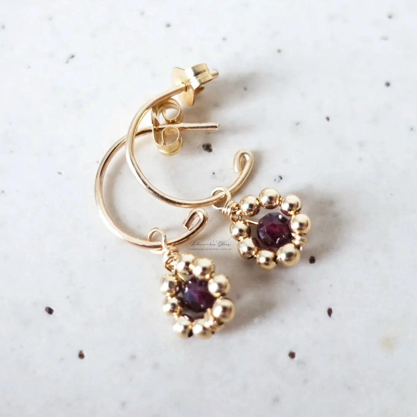 Boucles d'oreilles fleur grenat rouge, créoles fleuries en or laminé, enroulé à la main