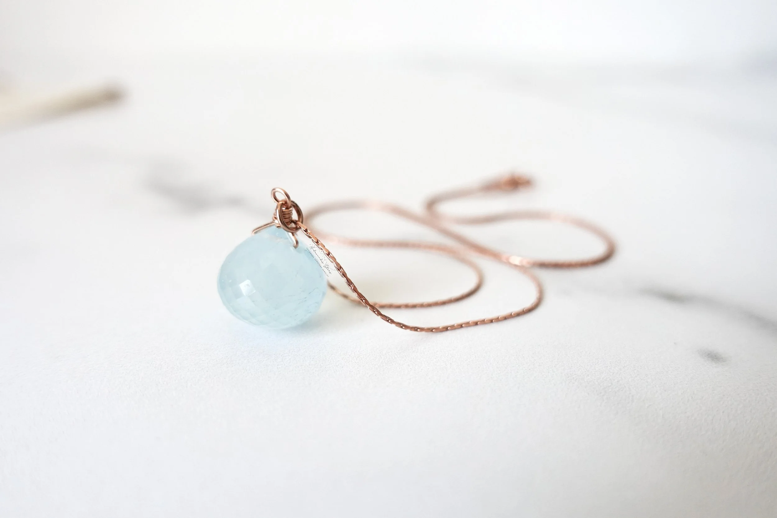 Collier pendentif aigue-marine bleue glaciale en or laminé rose, goutte pierre de naissance mars