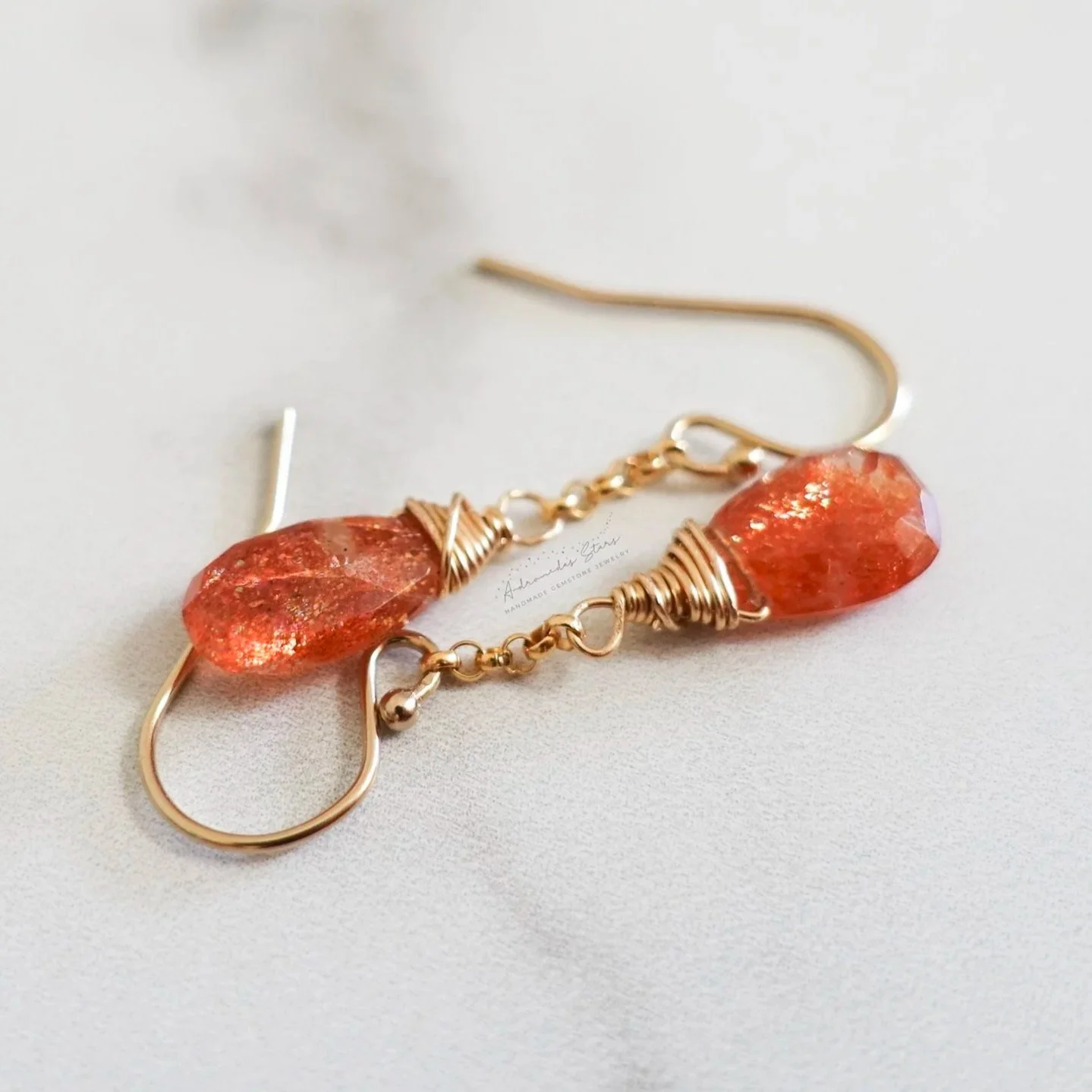 Boucles d'oreilles pierre de soleil orange en or laminé 14k, pendantes délicates