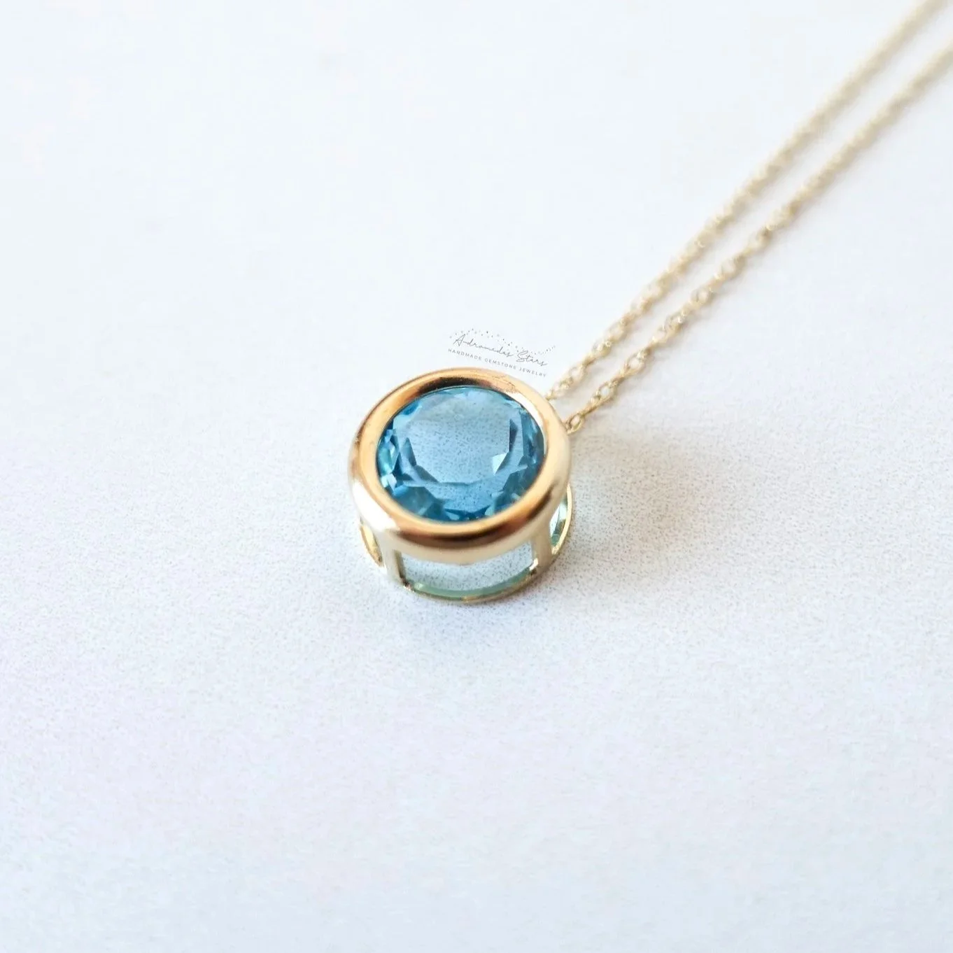 Collier en or massif 14 carats, pendentif topaze bleue