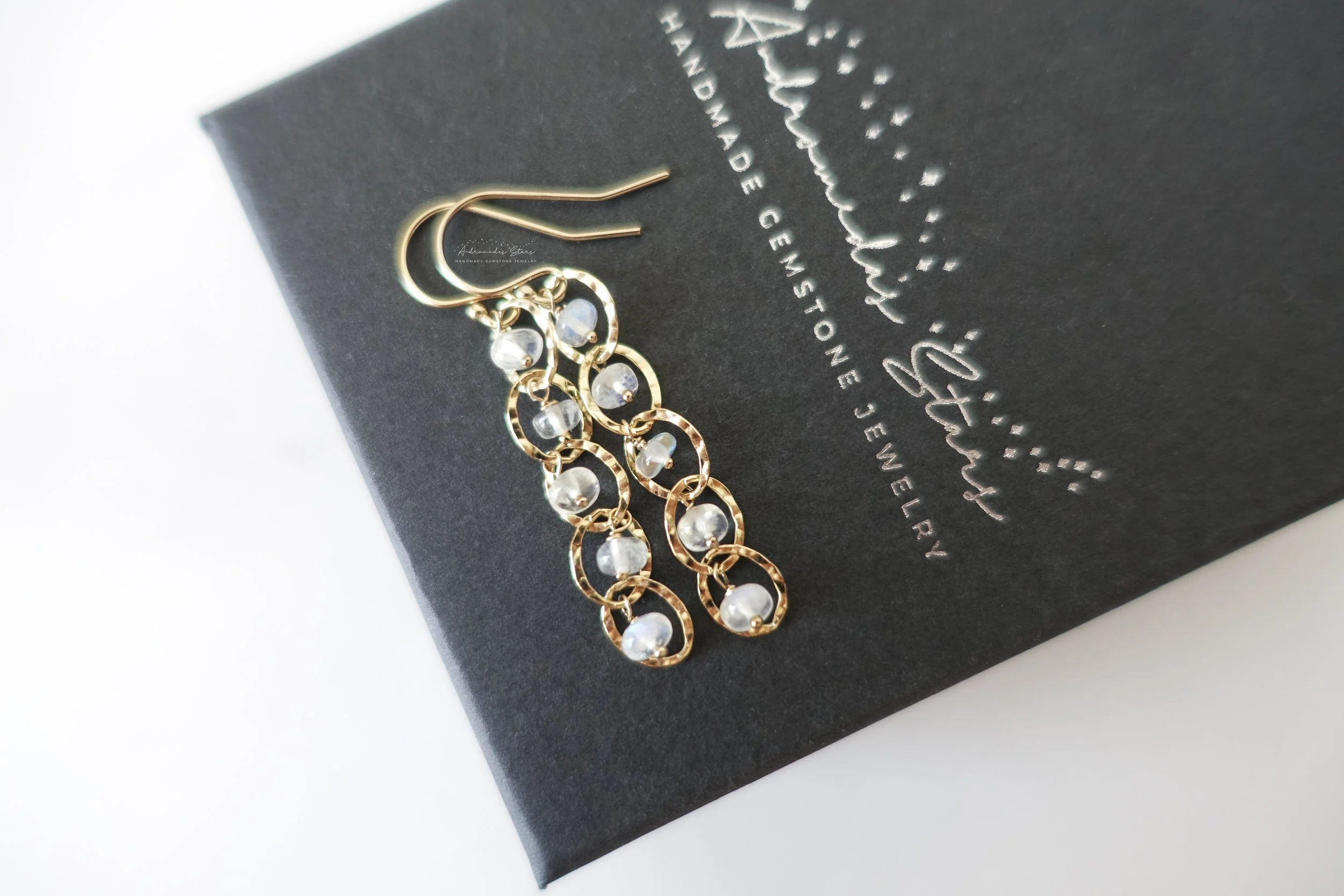 Boucles d'oreilles pierre de lune en or or laminé, chaîne à cerceau martelé