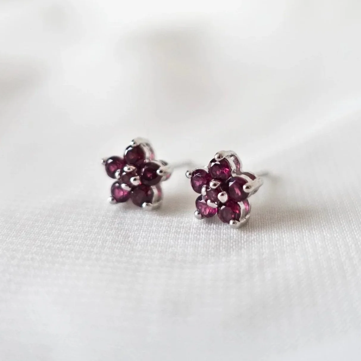 Puces d'oreilles fleur de cerisier en grenat rhodolite, clous en argent fin 925 pierre naturelle rouge // AKANE, あかね, アカネ
