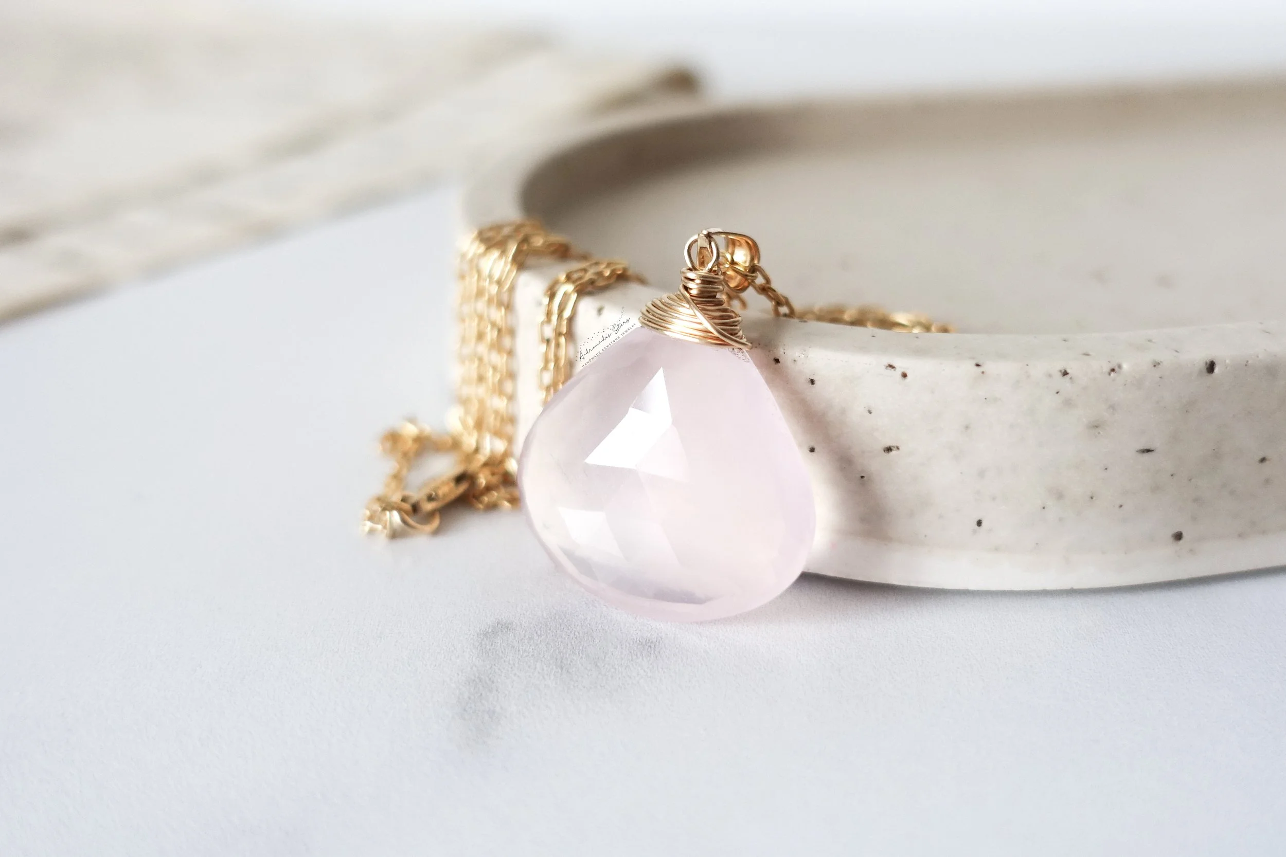 Collier pendentif quartz rose en or laminé, pierre naturelle bijou simple & romantique