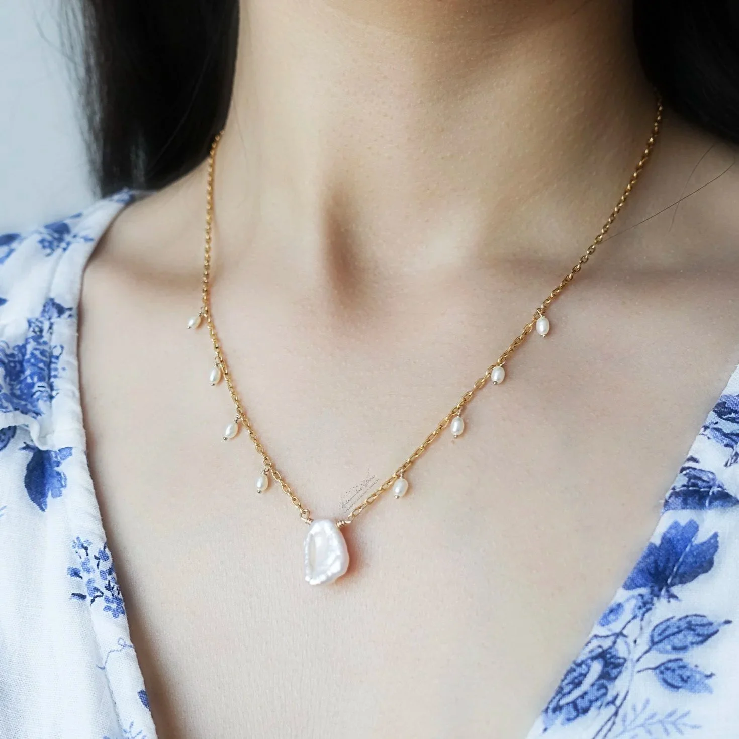 Collier perle forme libre en or laminé, pendentif perle d'eau douce, keshi pêche blanche