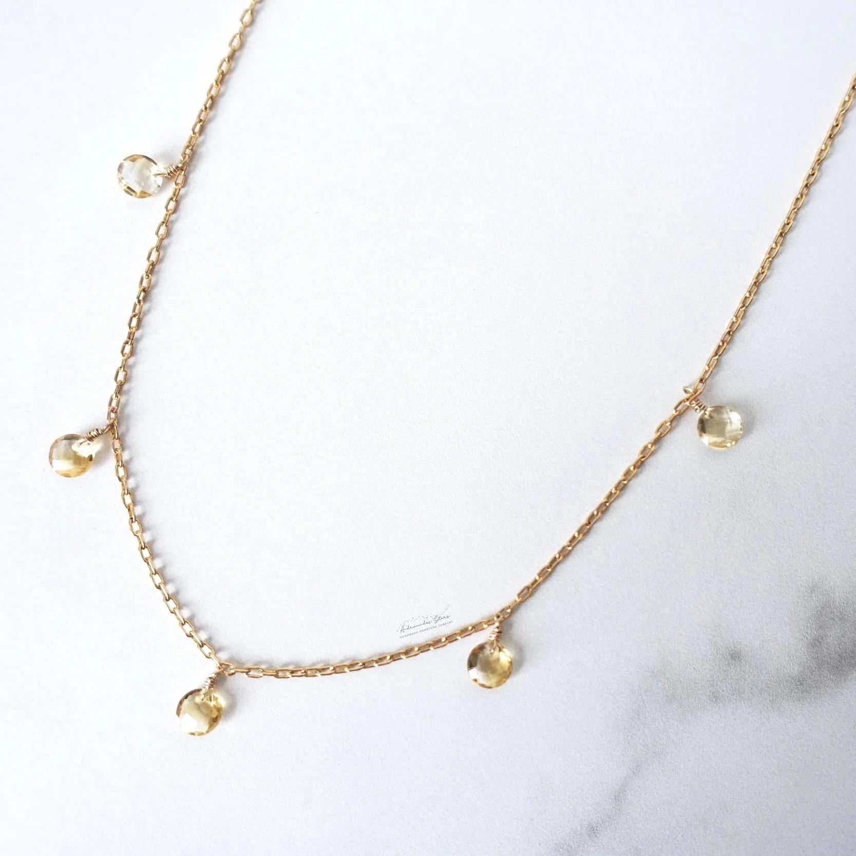 Collier citrine en or laminé, ras de cou cinq pierres naturelles jaunes