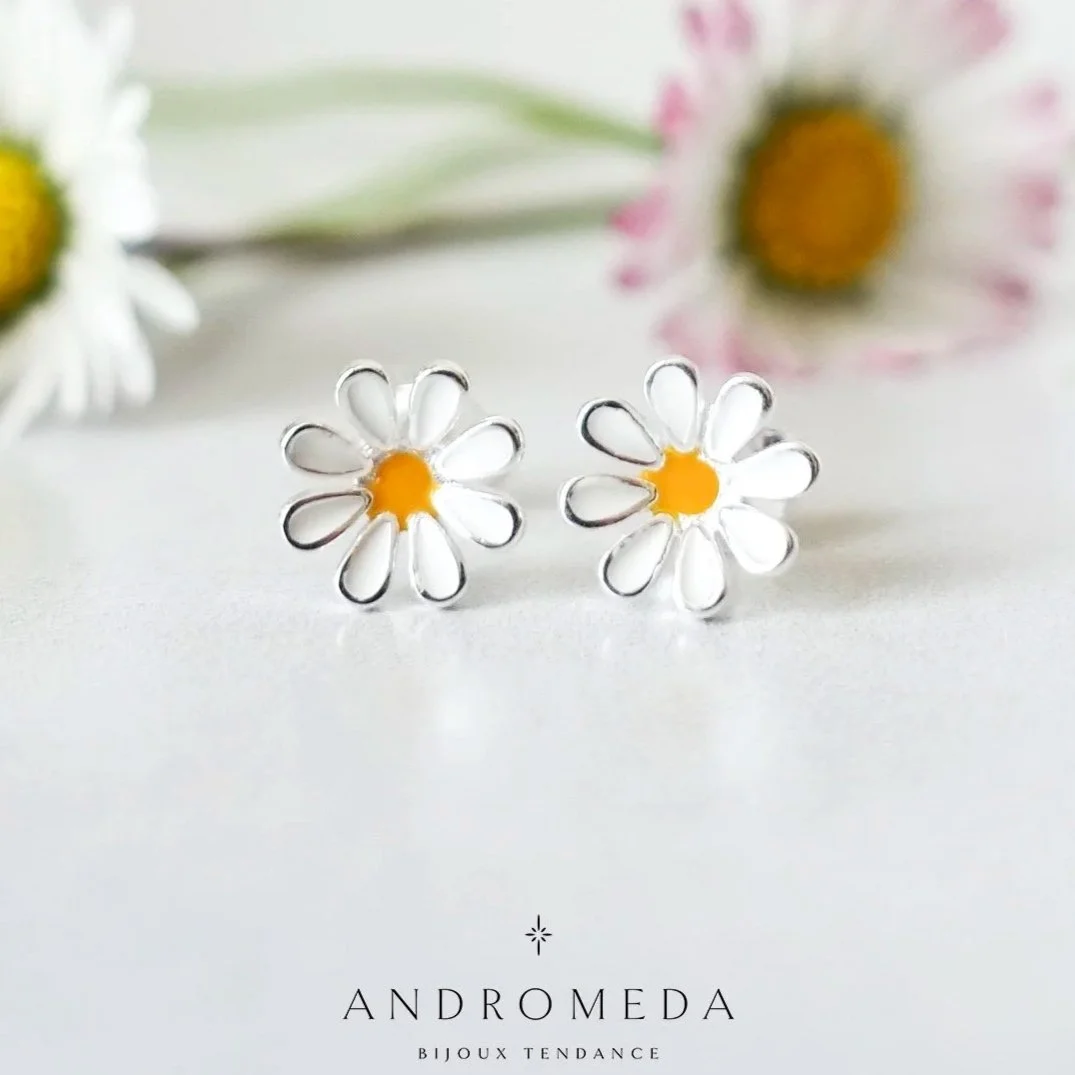 Puces d'oreilles marguerite émail blanc et jaune, en argent fin 925 — DAISY
