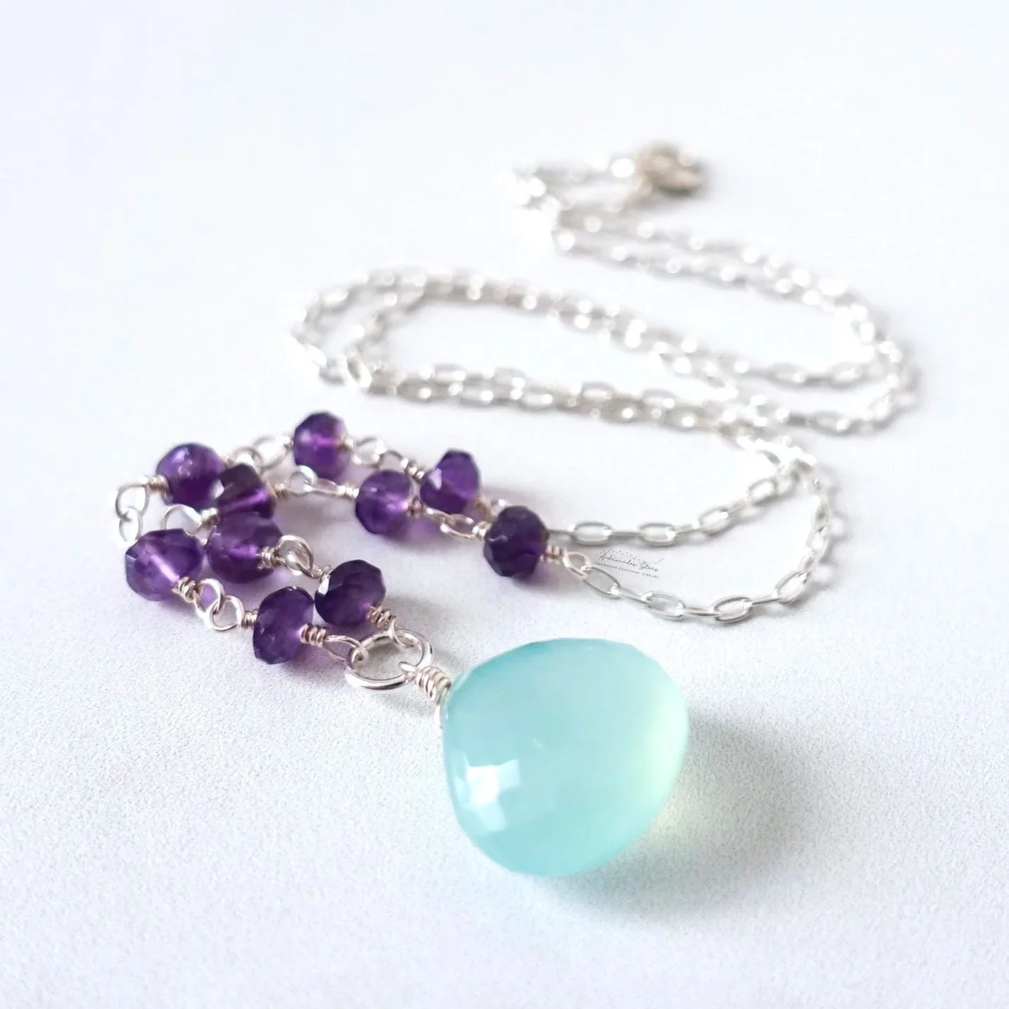 Collier perlé améthyste violette, pendentif calcédoine bleue aqua