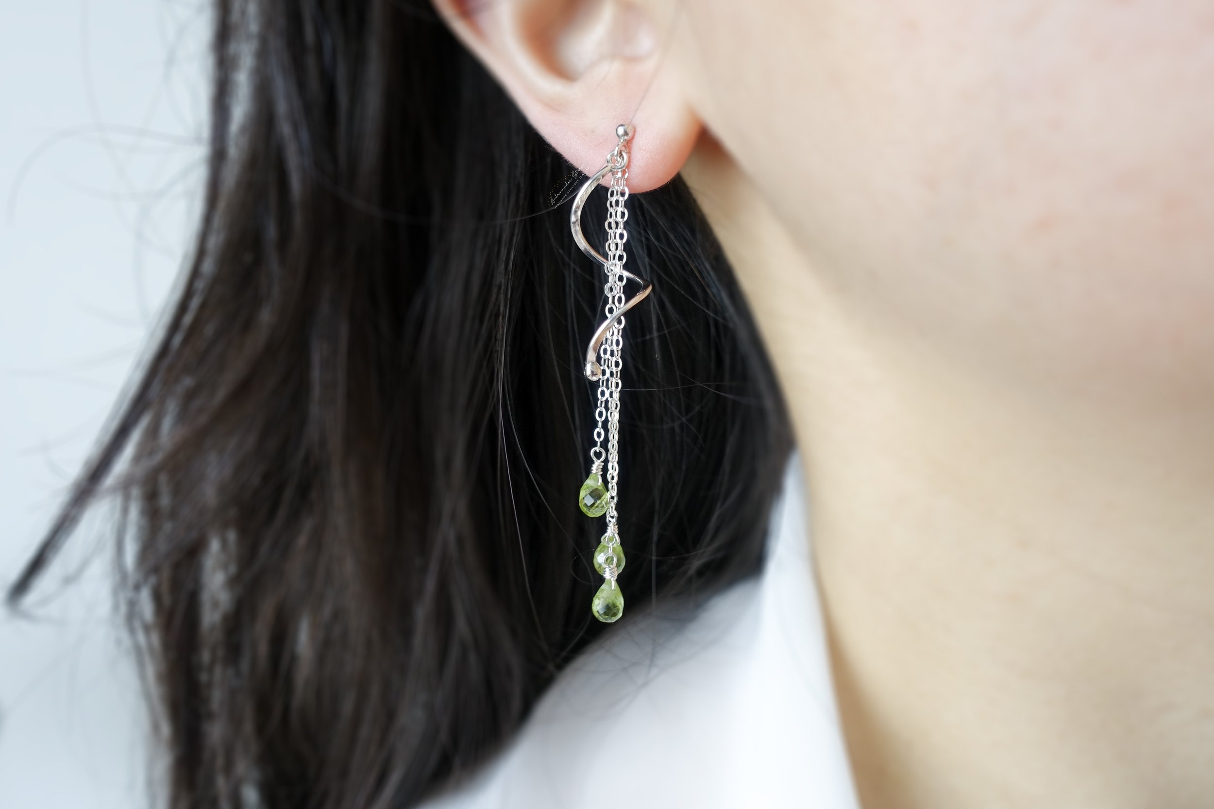 peridot spiral ss earrings model.jpg