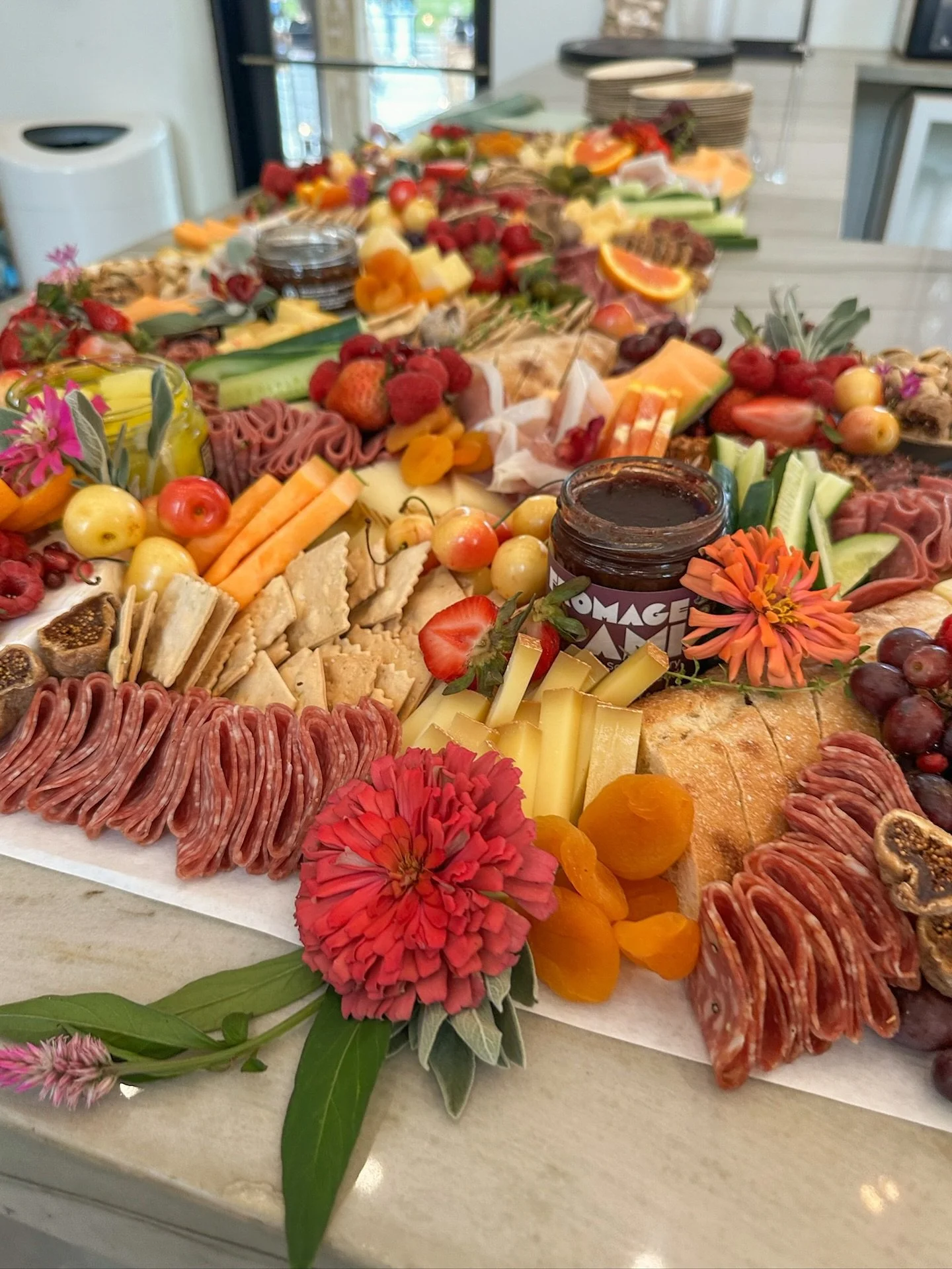 Up close view of this gorgeous grazing table 🧀🍇🫛🍊

#santarosabeach #grazingtable #charcuterie #30awedding