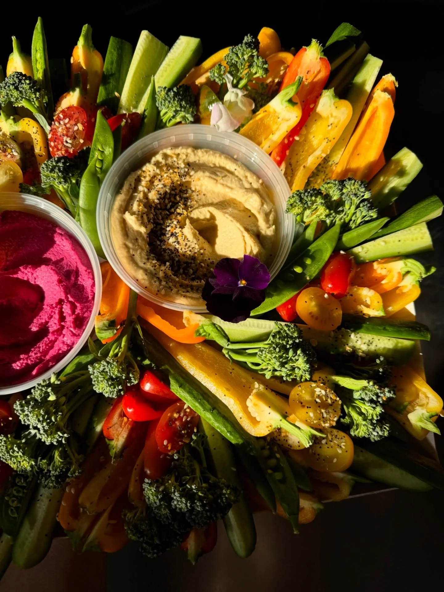 Crudit&eacute;s boards make the perfect addition to any order 🫛🍅🥦🥕

#sowal #crudit&eacute;s #30alife #grazingtable