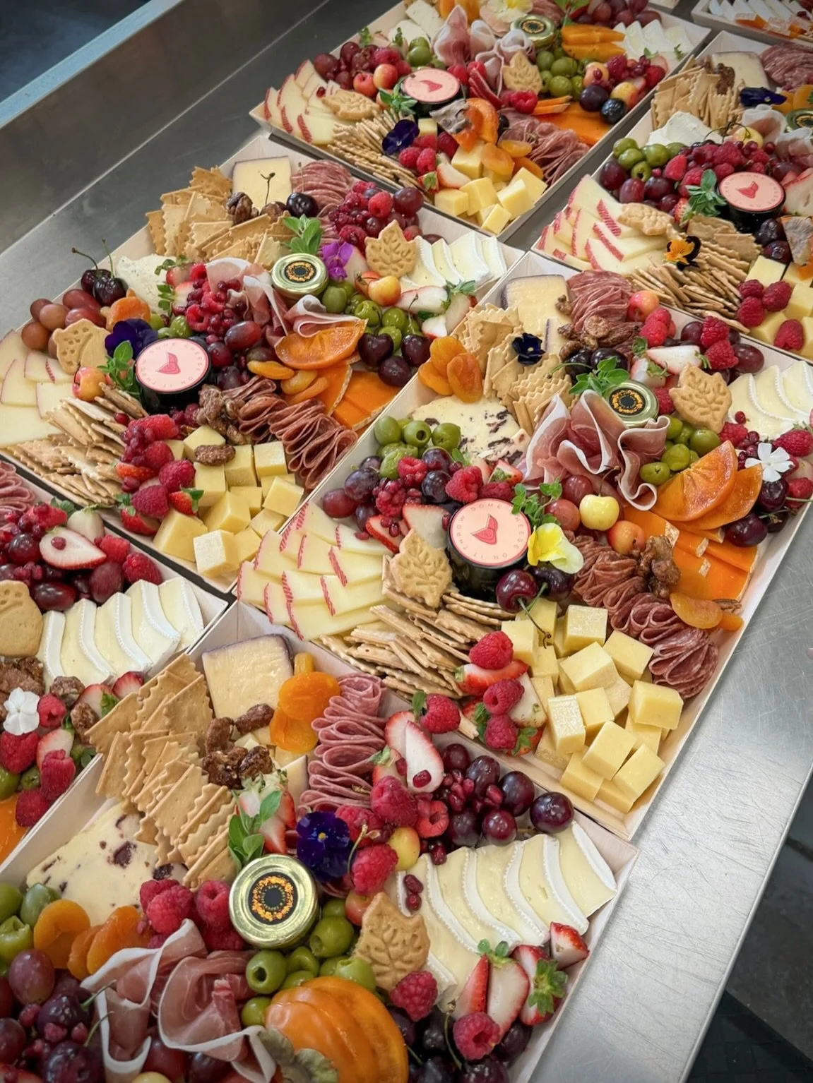 Holiday grazing made merry 🎄🧀 Don&rsquo;t forget to place your holiday orders using the link in our bio 🔗

#30achristmas #rosemarybeach #floridastyle #hey30a