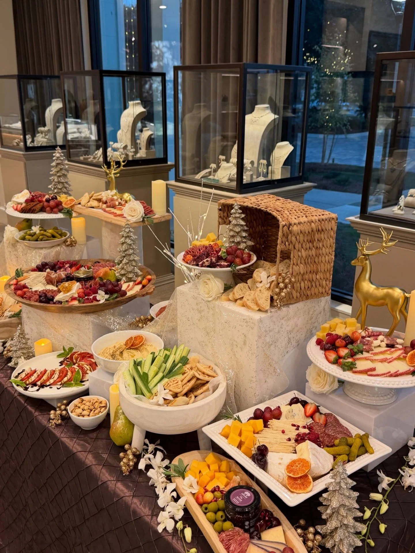 An absolutely magical 6ft holiday grazing table for @mccaskillandcompany @tsg30adestin ✨ So grateful to be part of your celebration! 

#destinbeach #grazingtable #30a