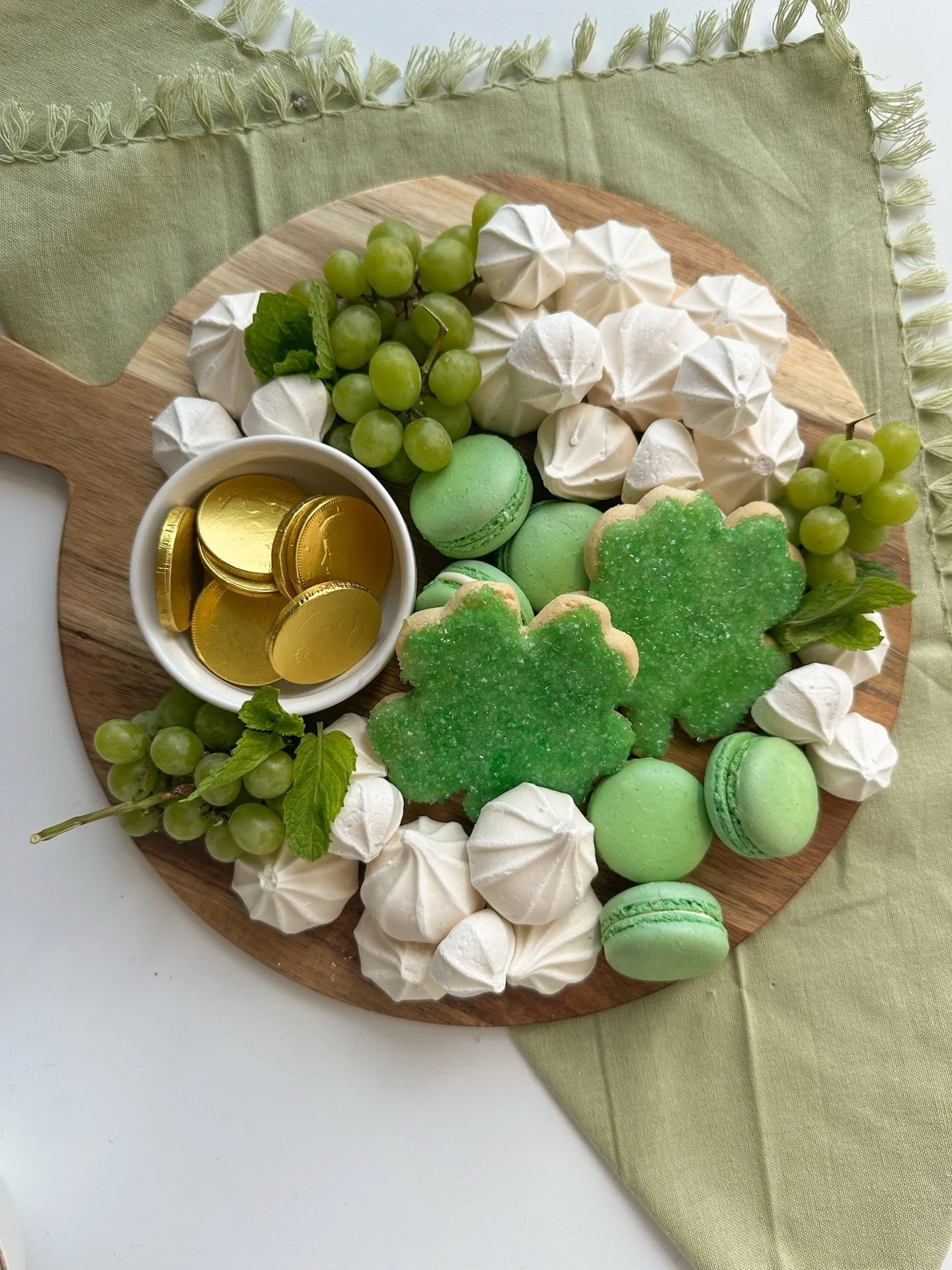 Feelin&rsquo; lucky with this dessert board 🍀💚 Happy St. Patrick&rsquo;s Day!