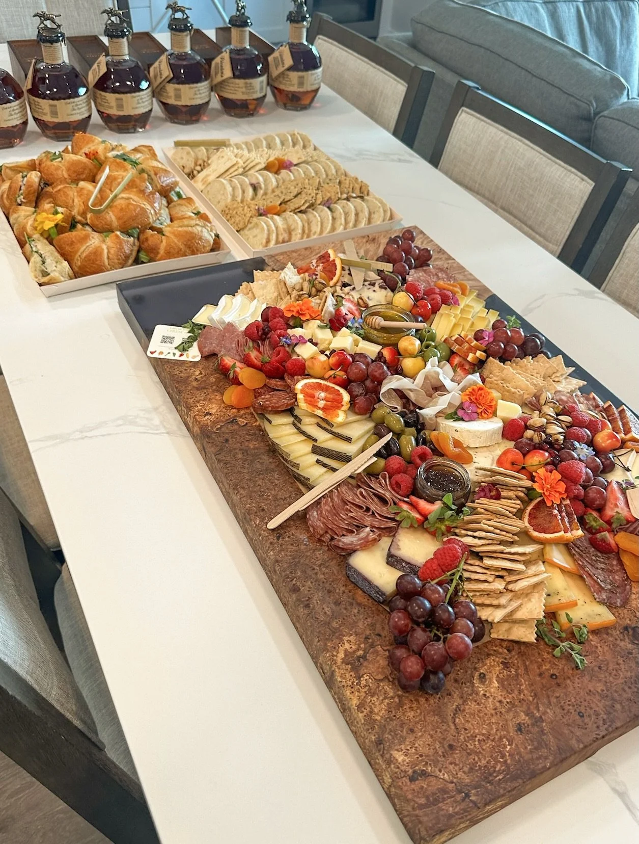 A moment for these custom charcuterie boards ✨🧀🍊🫛