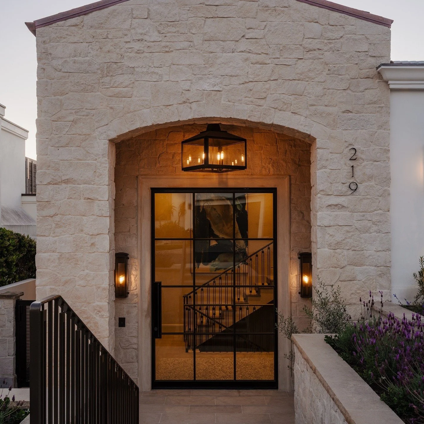 Happy Halloween! #PartyInTheBack is full of tricks.... and so many treats. This stunning entrance sets the tone, especially on Halloween night. 

Landscape Architect: @koheiddesign 
Design: @morrison_interiors 
Build: @ultimodevelopment 
Architect: @