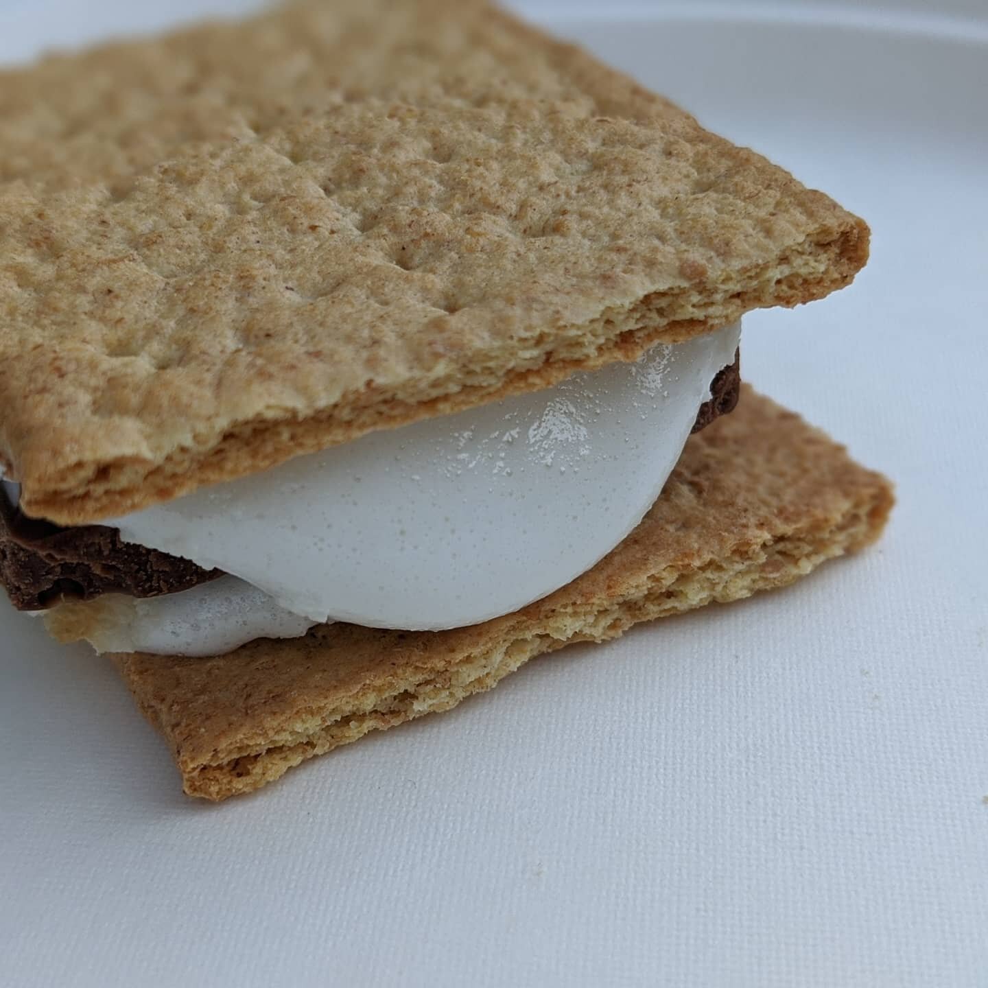 Gimme s'more summer! 

#gimme #smores #chocolate #marshmallow #campfire #cookingwithkids #lohudfood #lohudfoodie #westchesternymoms #westchesternyeats