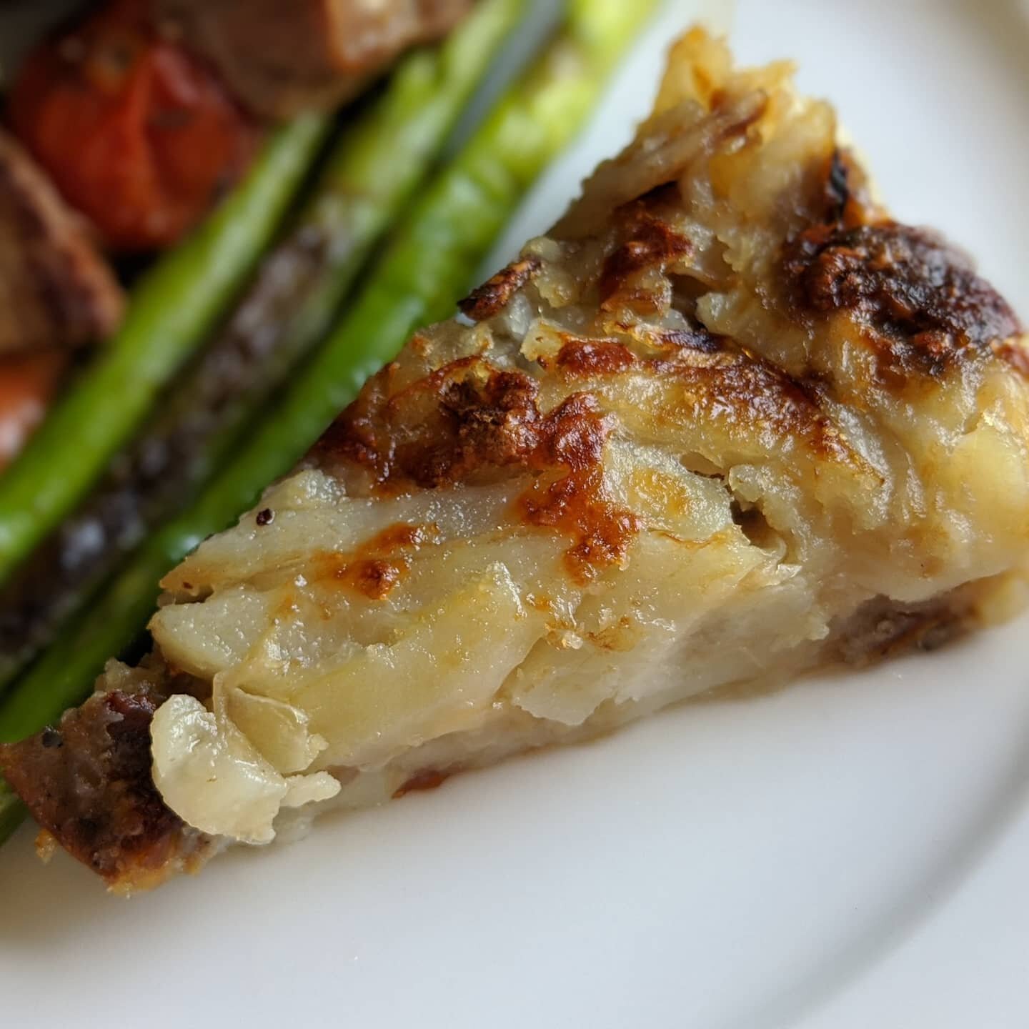 What's for lunch? tortilla de papa with  ground lamb, provolone and caramelized onions; grilled asparagus and ribeye skewers.....................................................

#tortilladepatatas #skewers #westchesternymoms #westchesternyeats #aspa