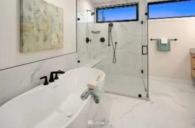 330+-+master+bathtub+-+1_1.jpg