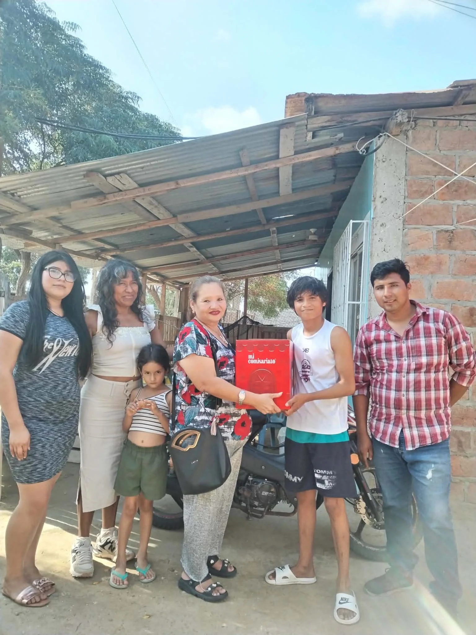 Food basket handouts in Manta