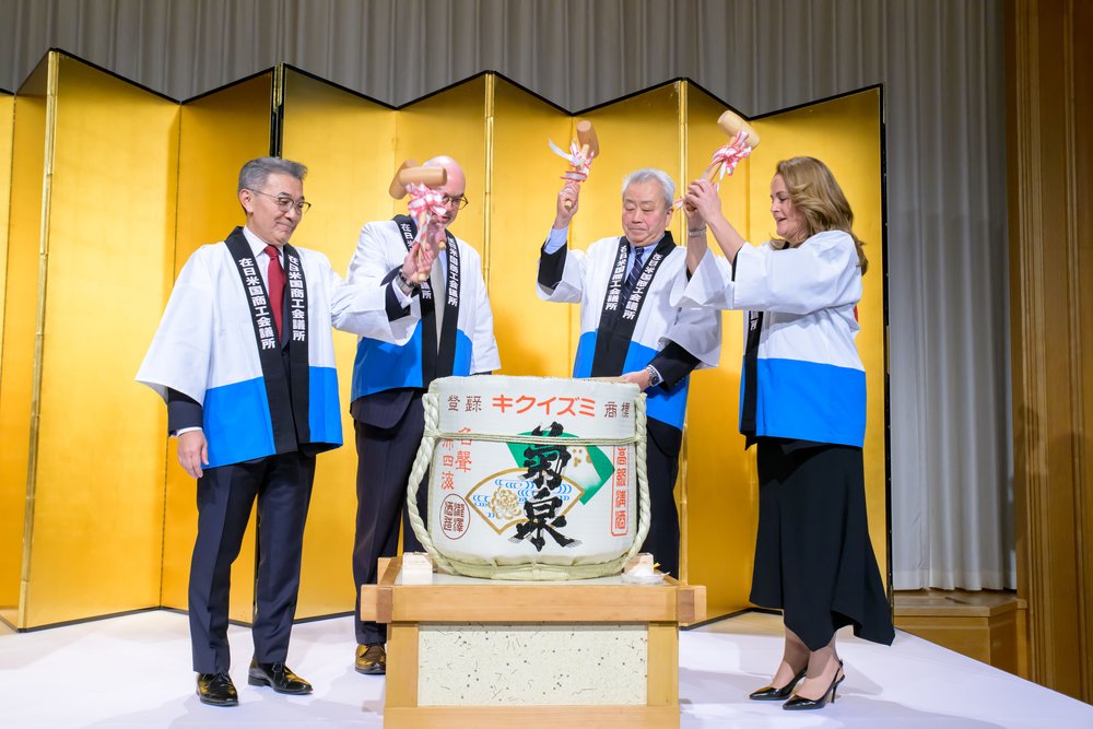  From left: ACCJ President Victor Osumi, Deputy Chief Mission Raymond Greene, Chairman of Japan-U.S. Business Council and Vice Chair of Keidanren Jun Sawada, and ACCJ Executive Director Laura Younger partake in the traditional kagami biraki, or openi
