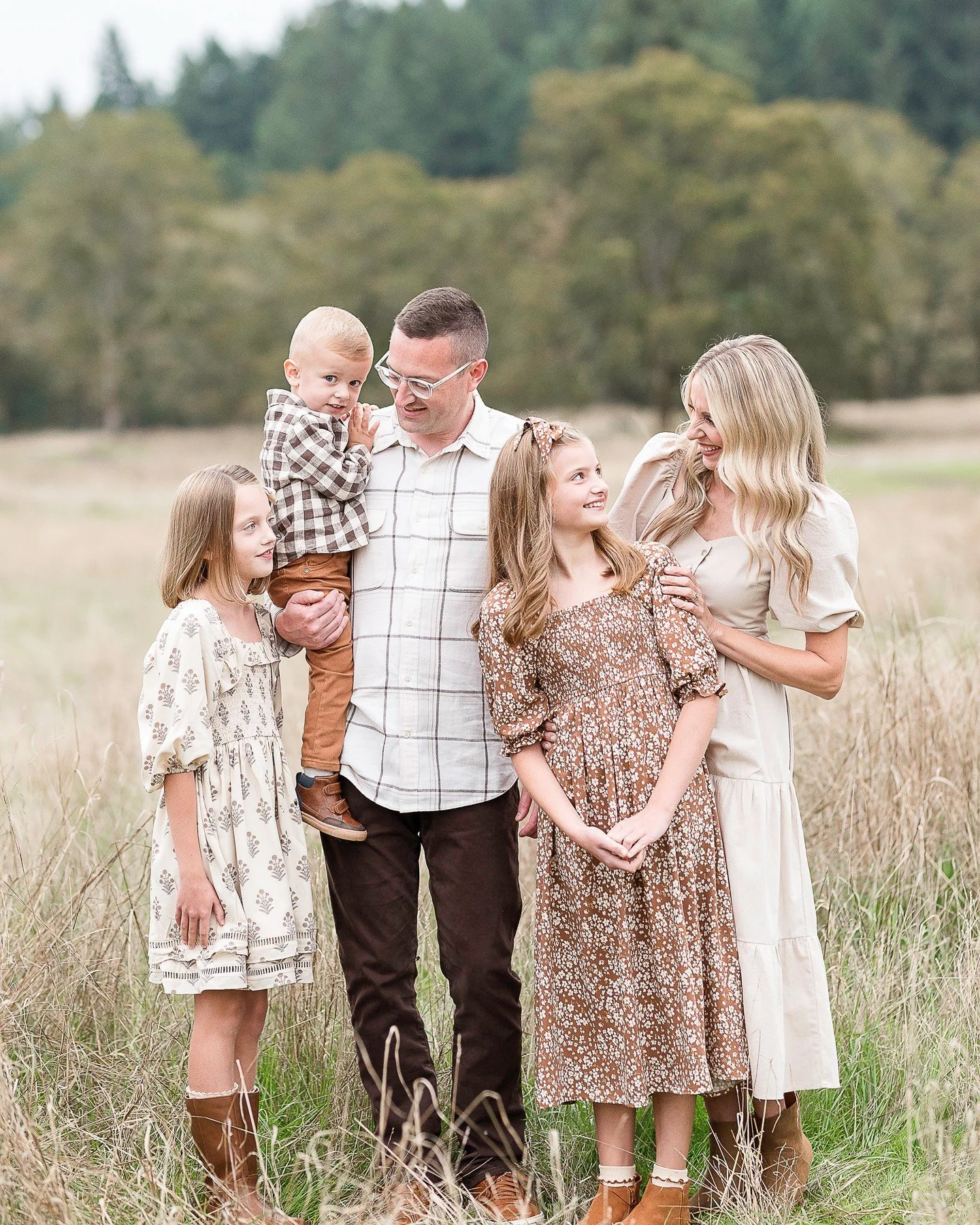 Planning a family photo session in the Pacific Northwest? The right outfit choices can make all the difference. Think color coordination instead of matching, creative layering for depth, and practical footwear for those beautiful outdoor locations. A