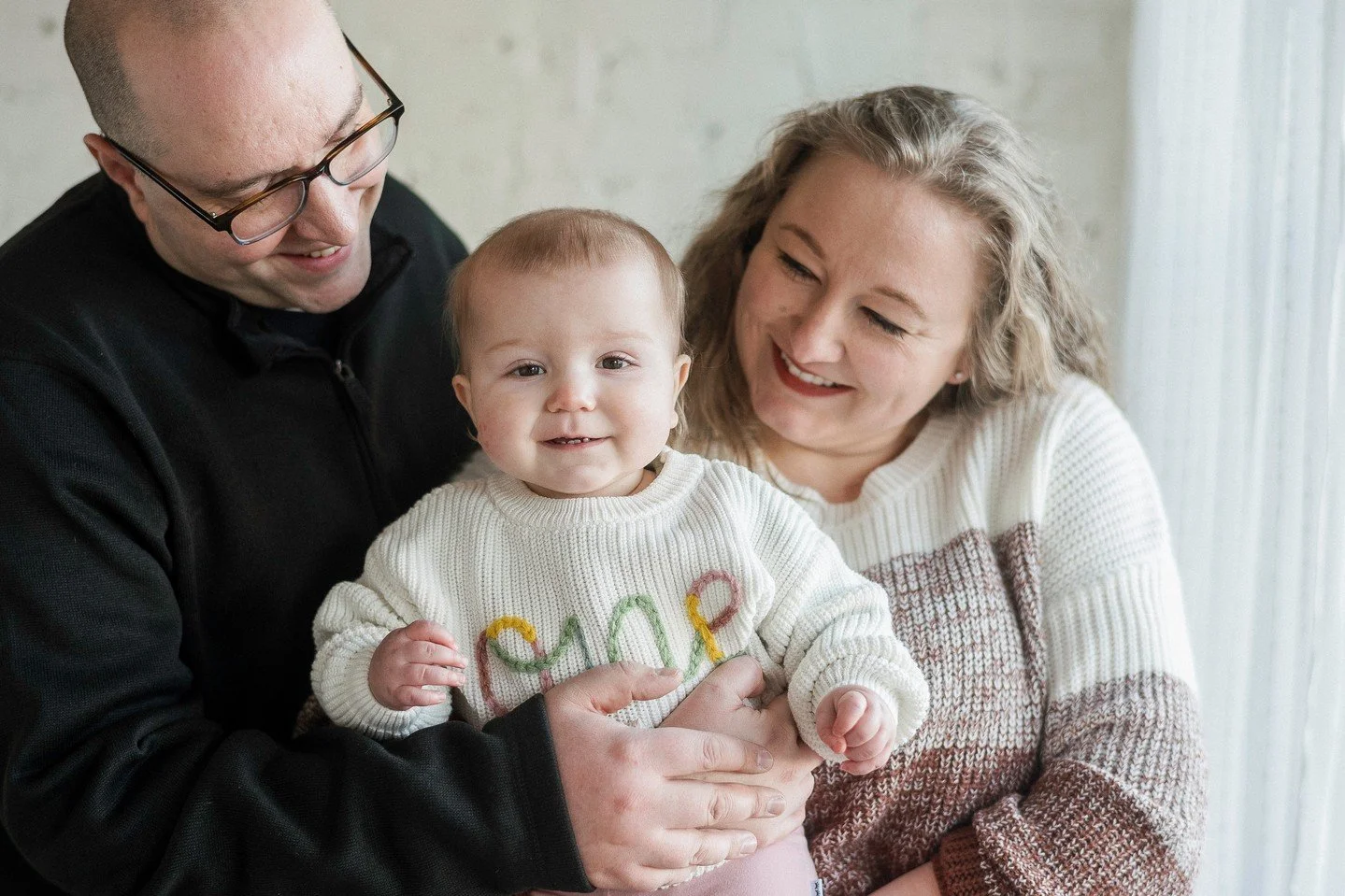 Celebrating sweet Juniper&rsquo;s 1st birthday with the dreamiest milestone session at @tacomaphotostudio ✨⁠
⁠
We kept things cozy and carefree: warm studio light, minimal decor, and lots of playful moments that let her curiosity shine. There's nothi